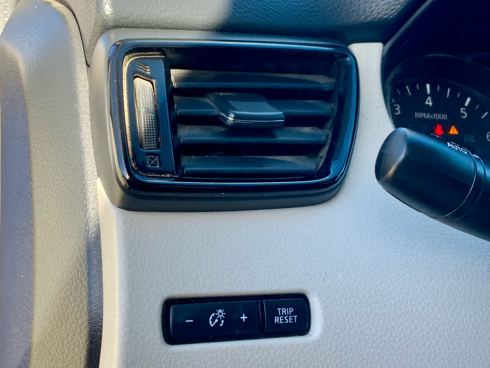 Thumbnail: 2022 Nissan Rogue Sport - 48