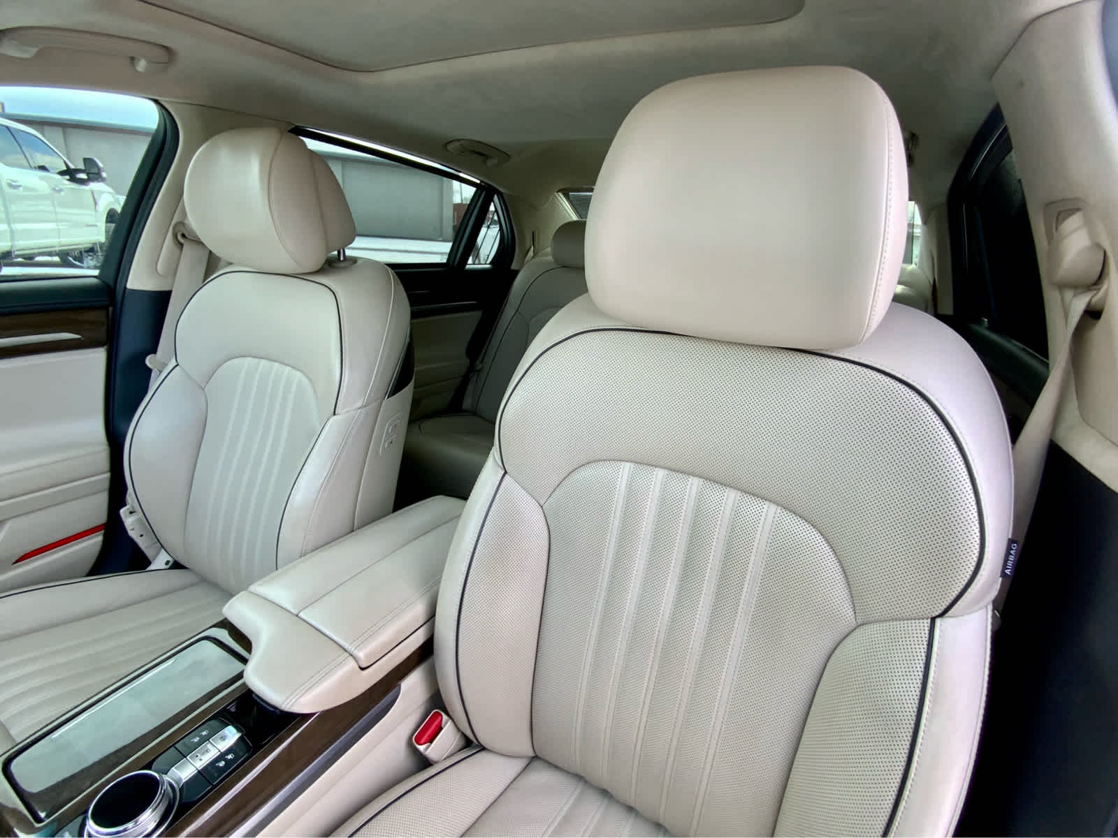 Thumbnail: 2017 Genesis G90 - 29