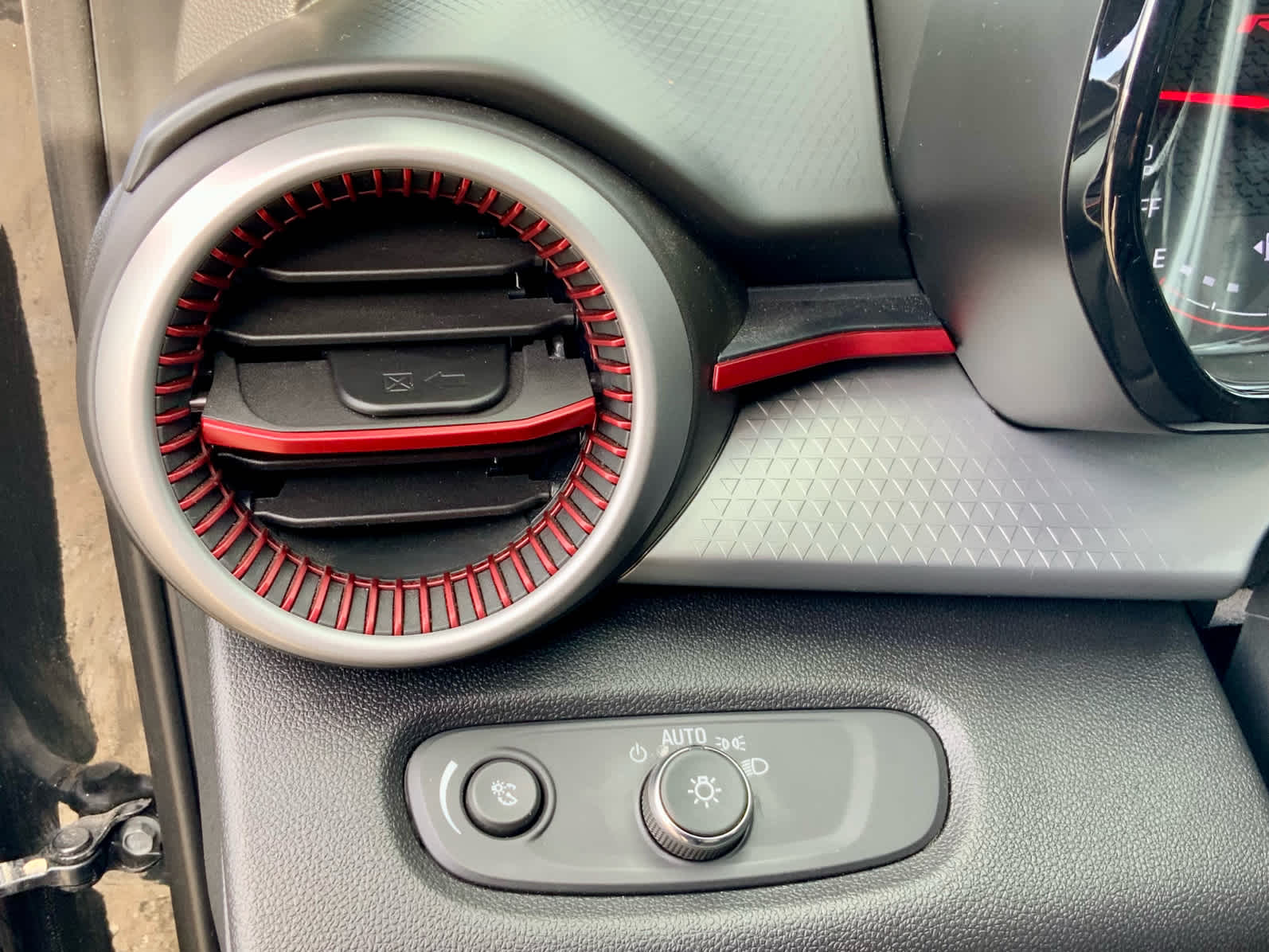 Thumbnail: 2025 Chevrolet Trax - 38