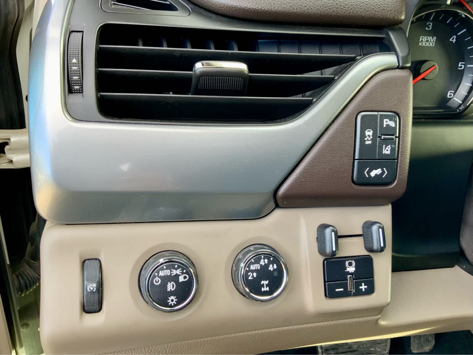 Thumbnail: 2015 Chevrolet Tahoe - 39