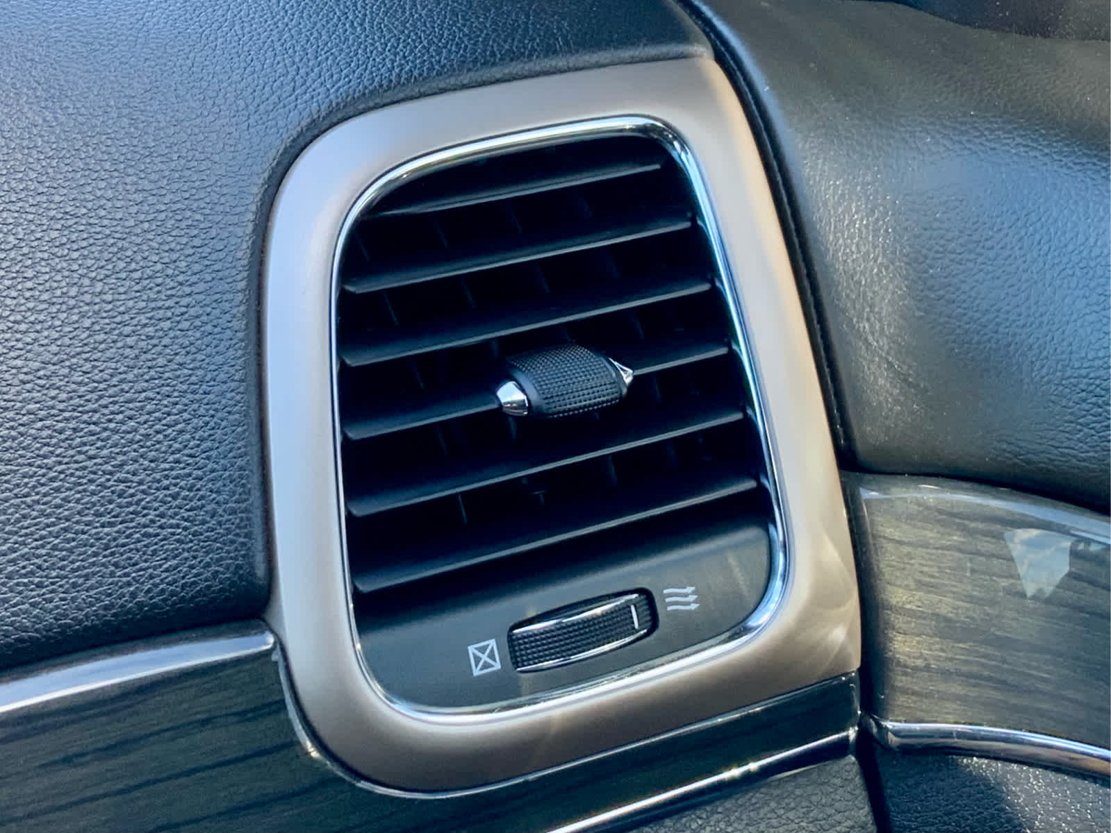 Thumbnail: 2015 Jeep Grand Cherokee - 49