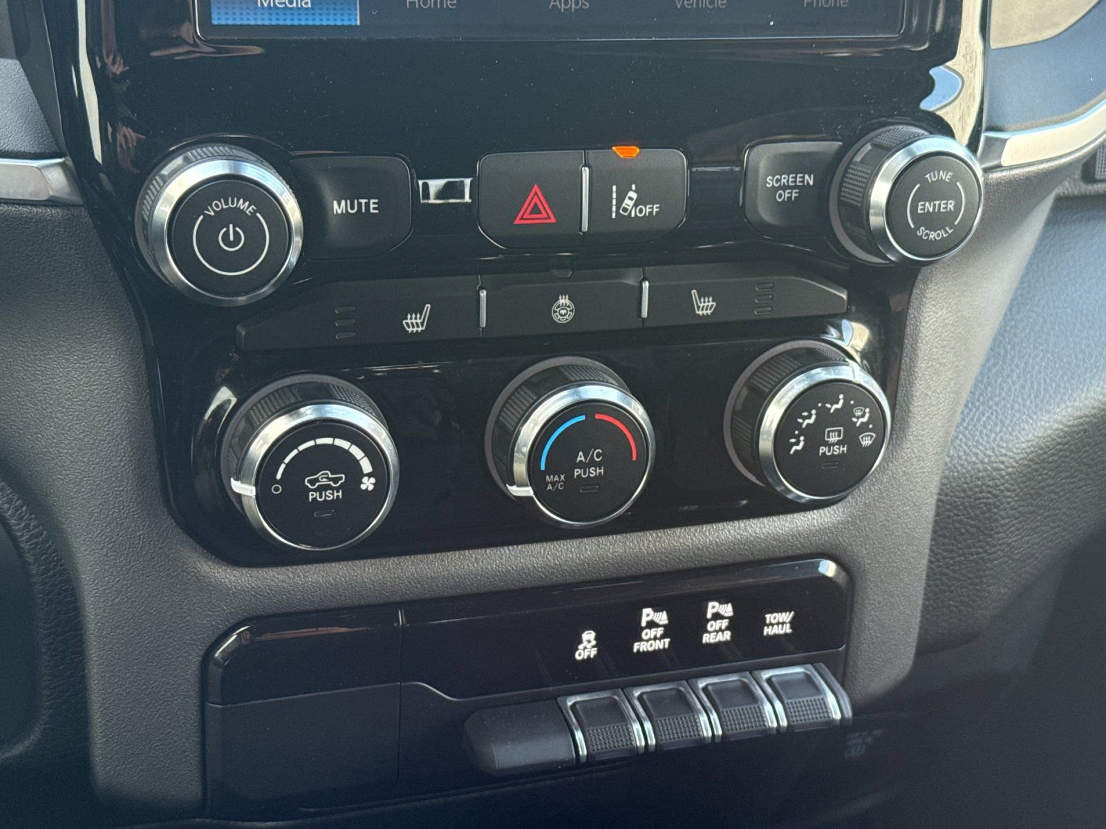 Thumbnail: 2025 RAM 1500 - 18