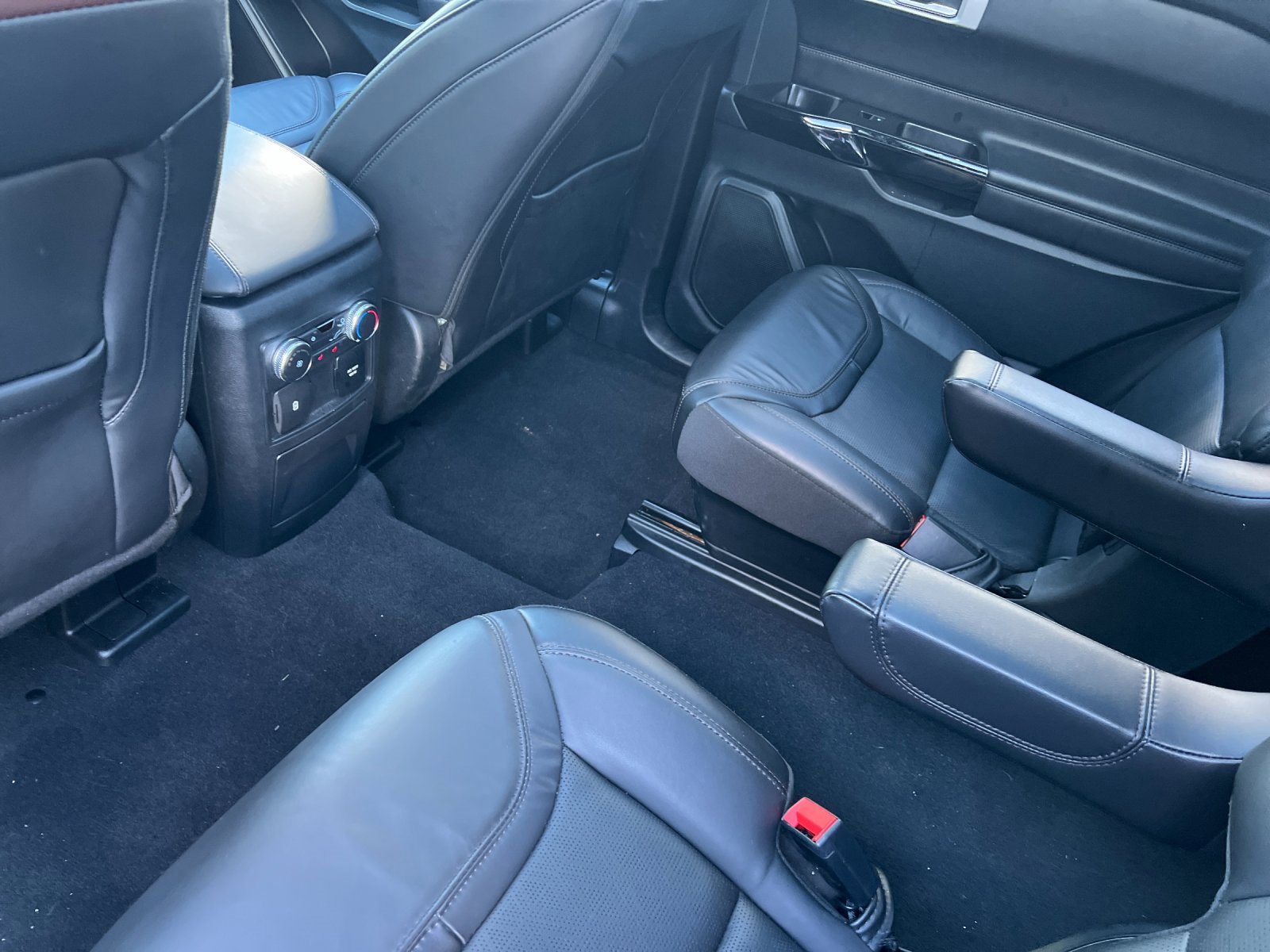 2022 Ford Explorer Platinum photo 4