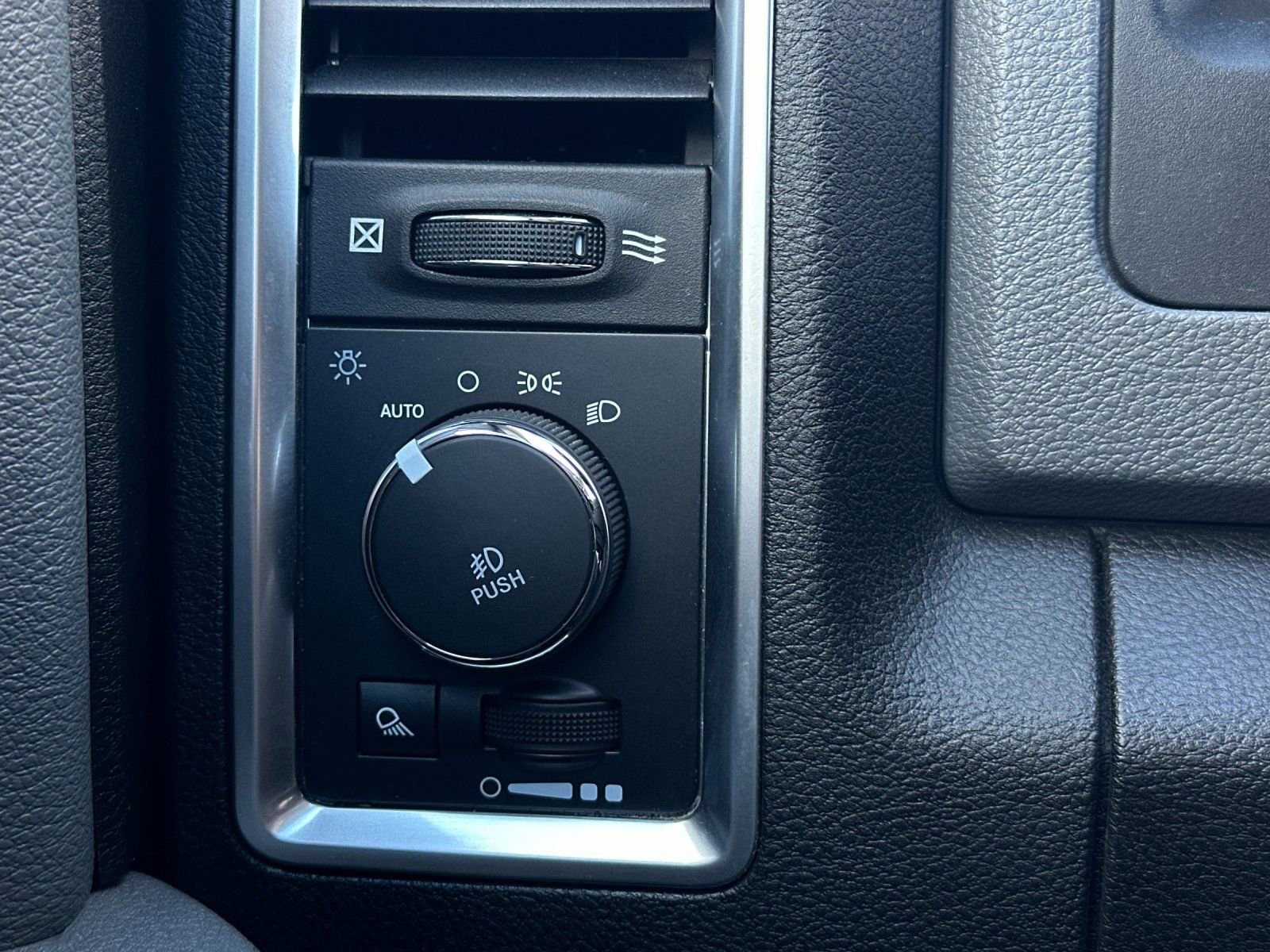Thumbnail: 2020 RAM 1500 Classic - 27