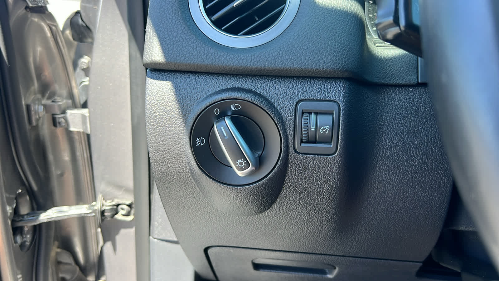Thumbnail: 2011 Volkswagen Tiguan - 16