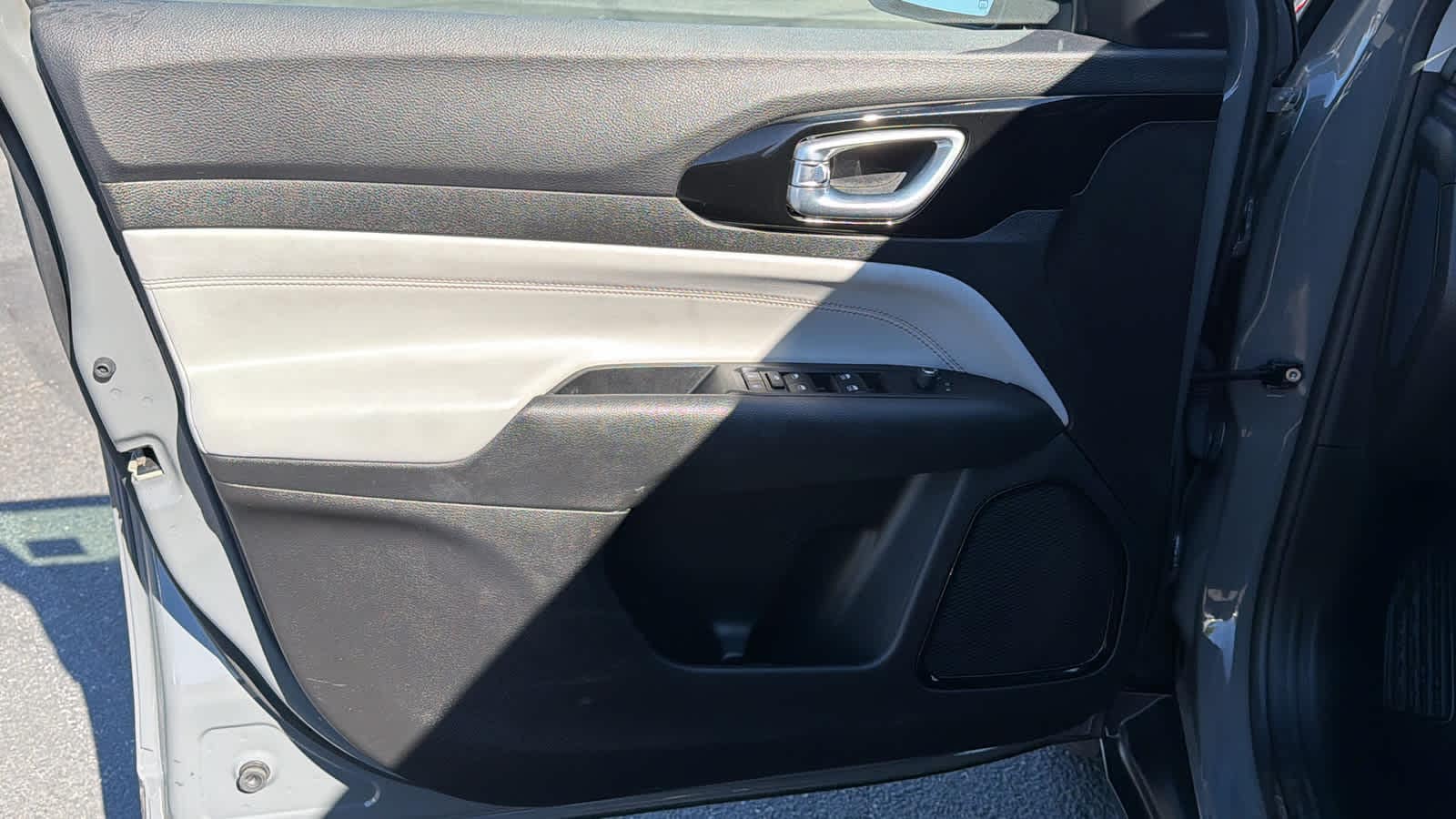 Thumbnail: 2022 Jeep Compass - 23
