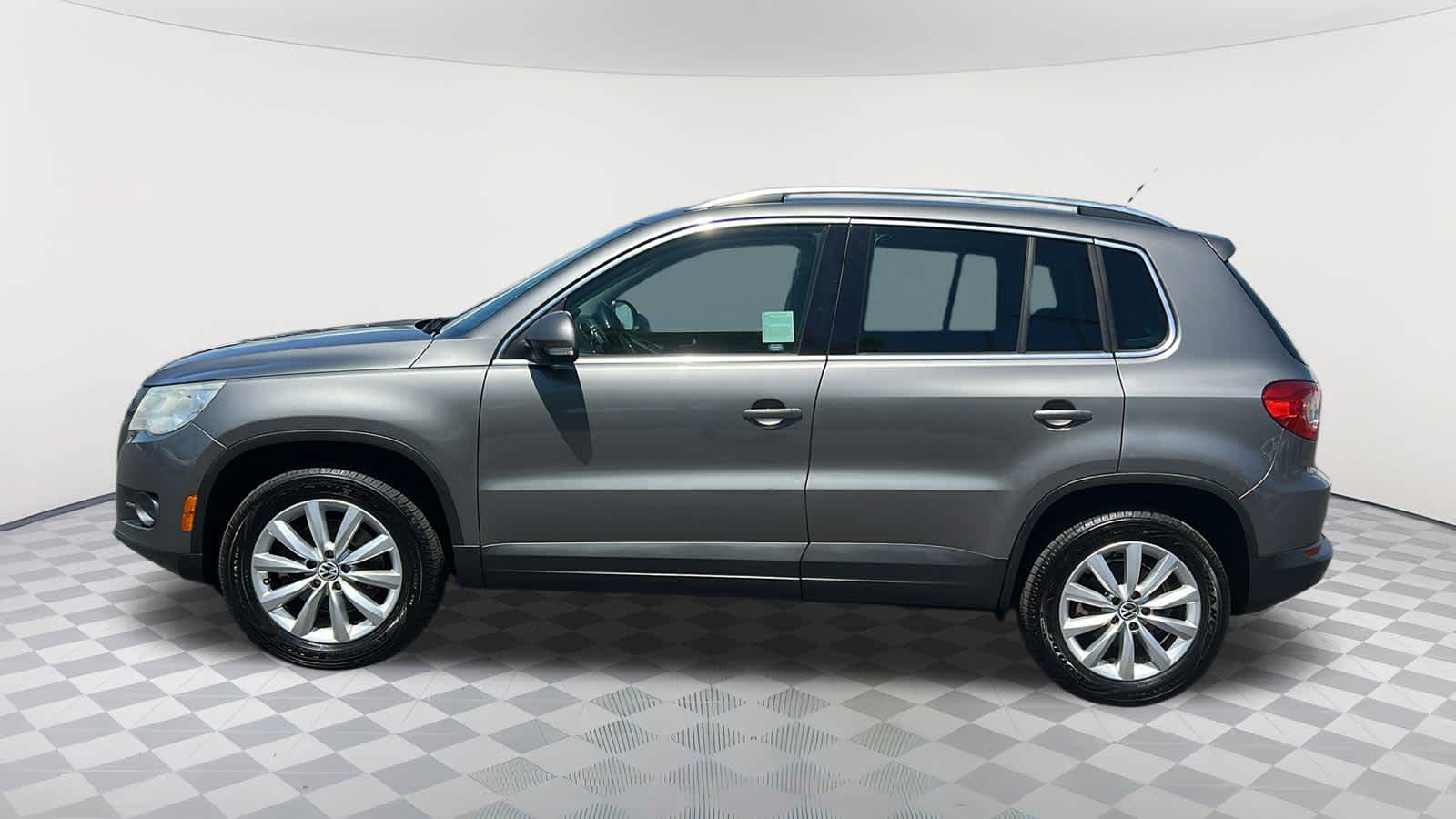 Thumbnail: 2011 Volkswagen Tiguan - 8