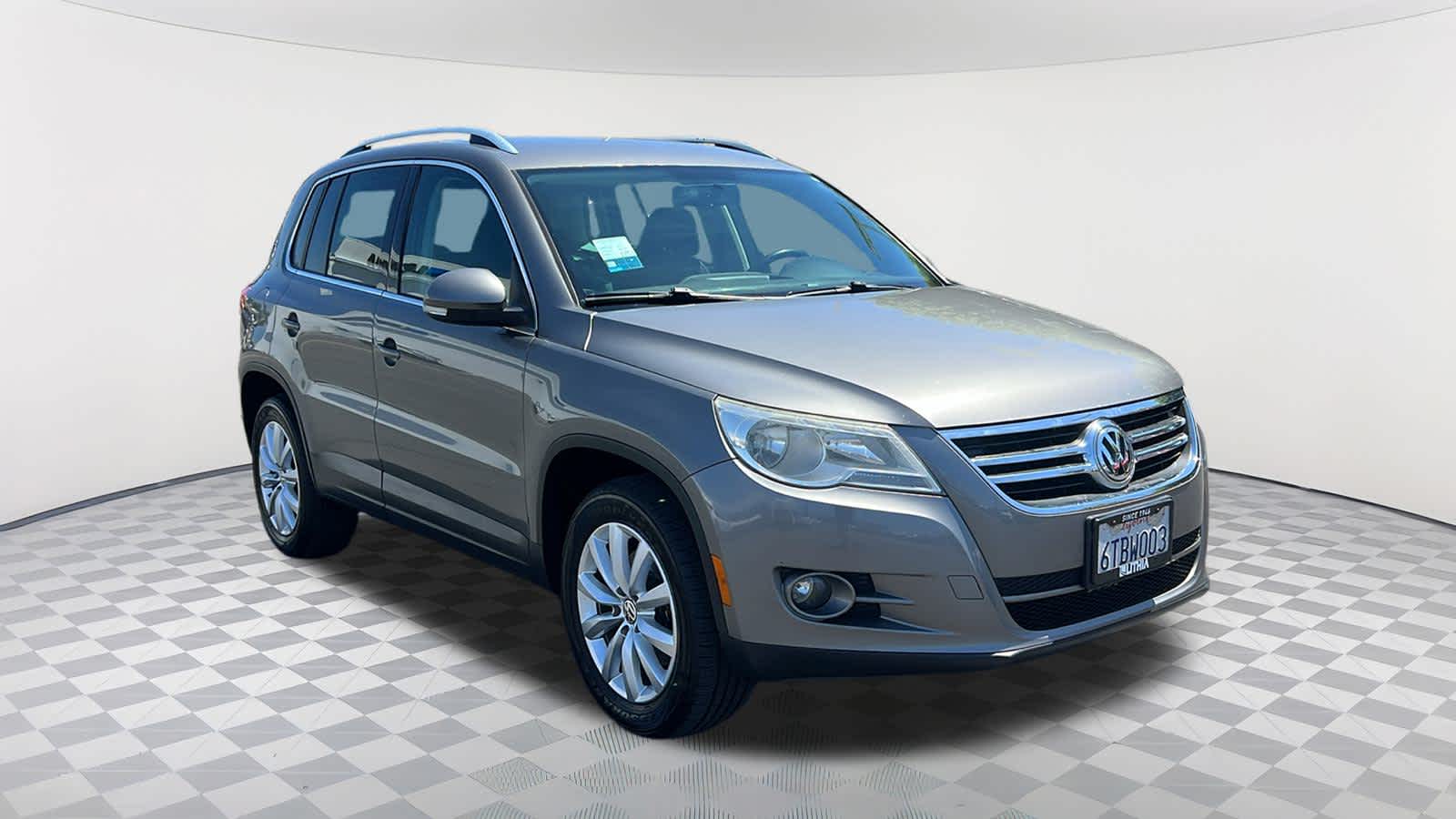 Thumbnail: 2011 Volkswagen Tiguan - 3