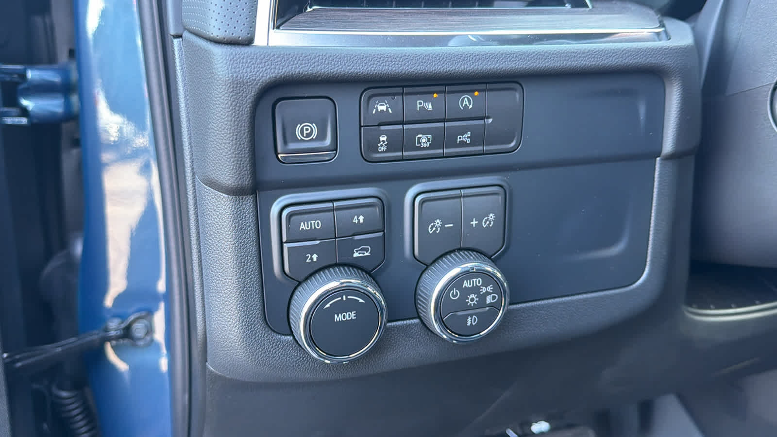 Thumbnail: 2025 Chevrolet Suburban - 34