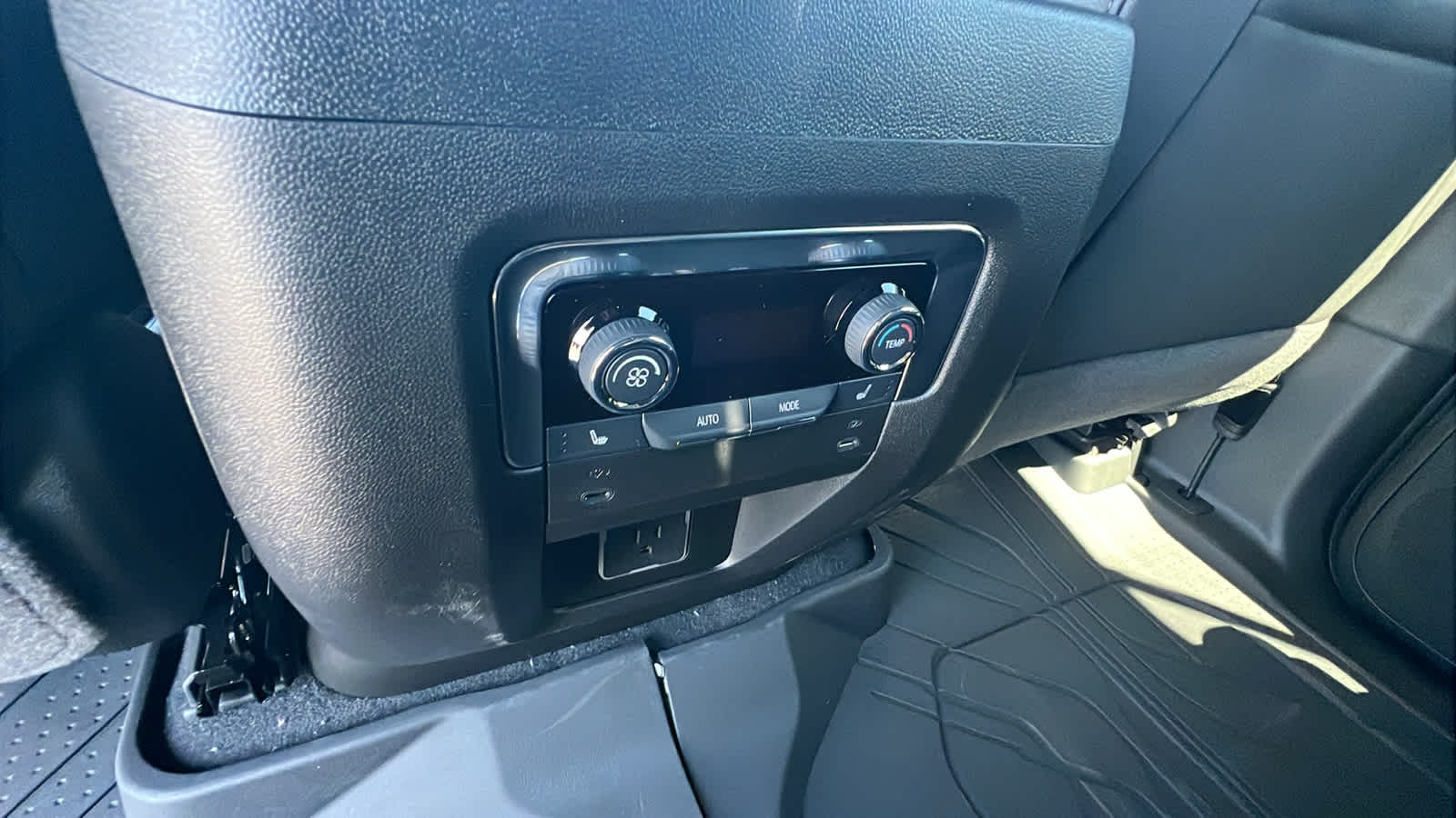 Thumbnail: 2025 Chevrolet Suburban - 25