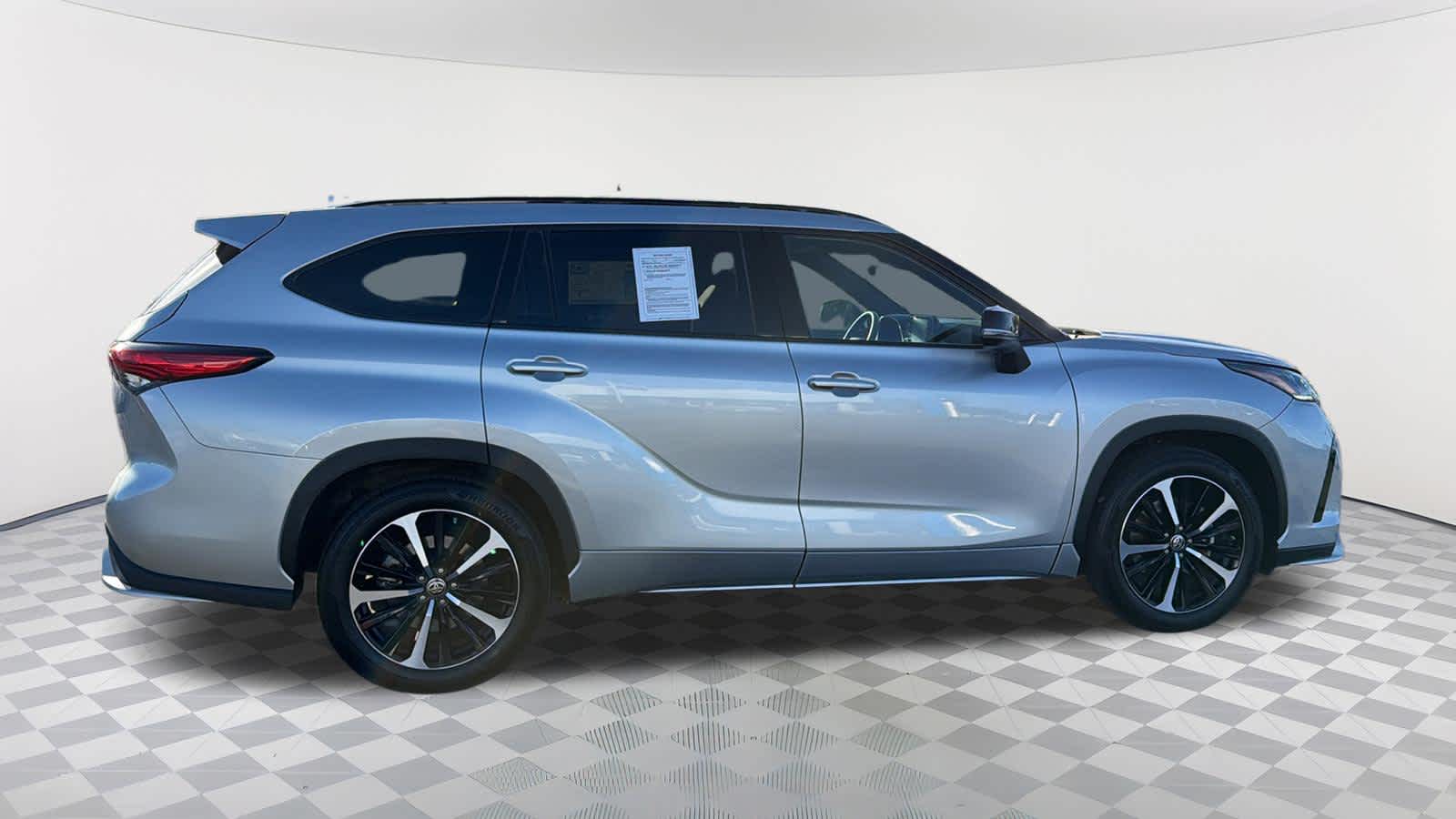 Thumbnail: 2022 Toyota Highlander - 4