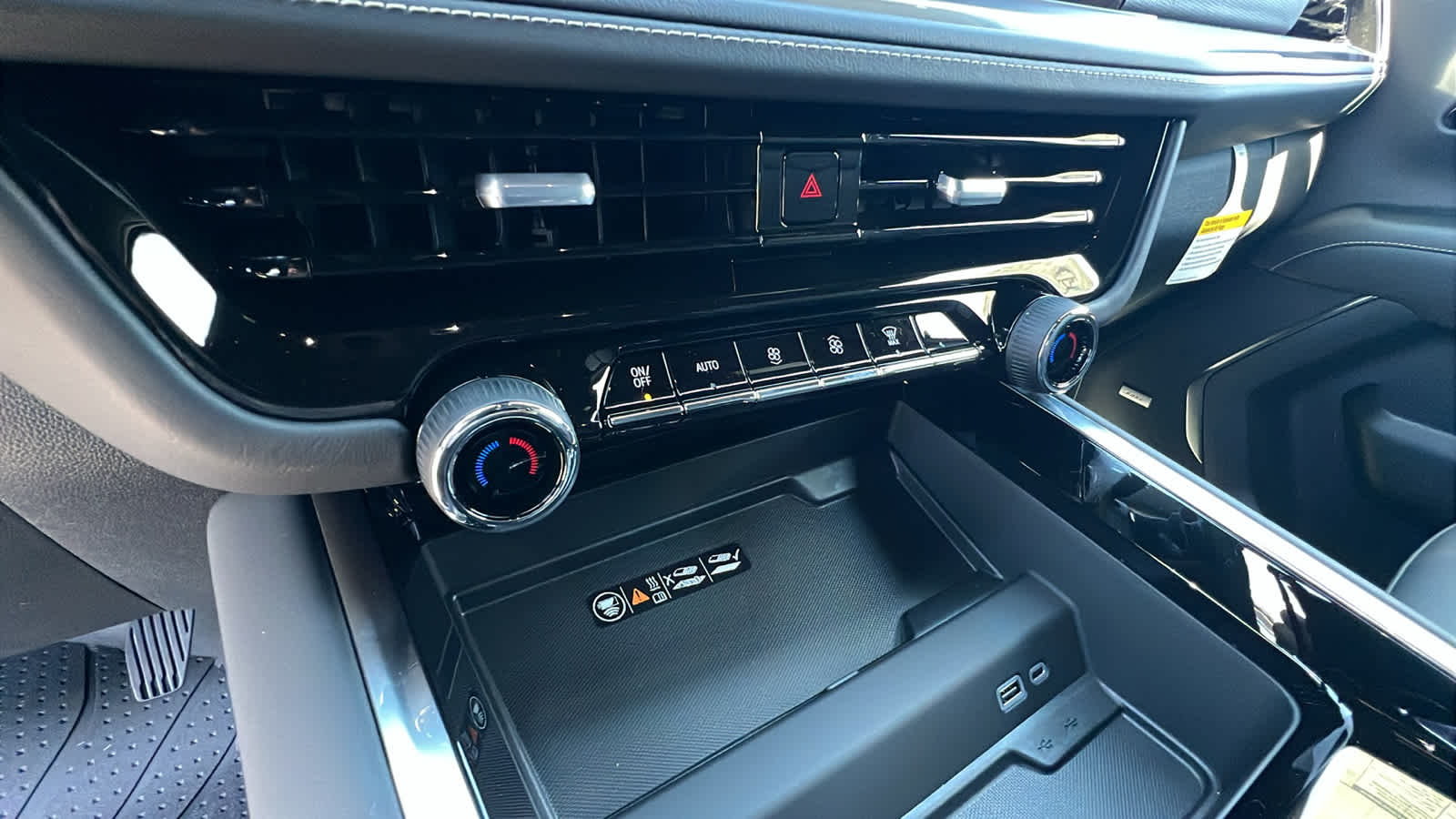 Thumbnail: 2025 Chevrolet Suburban - 14