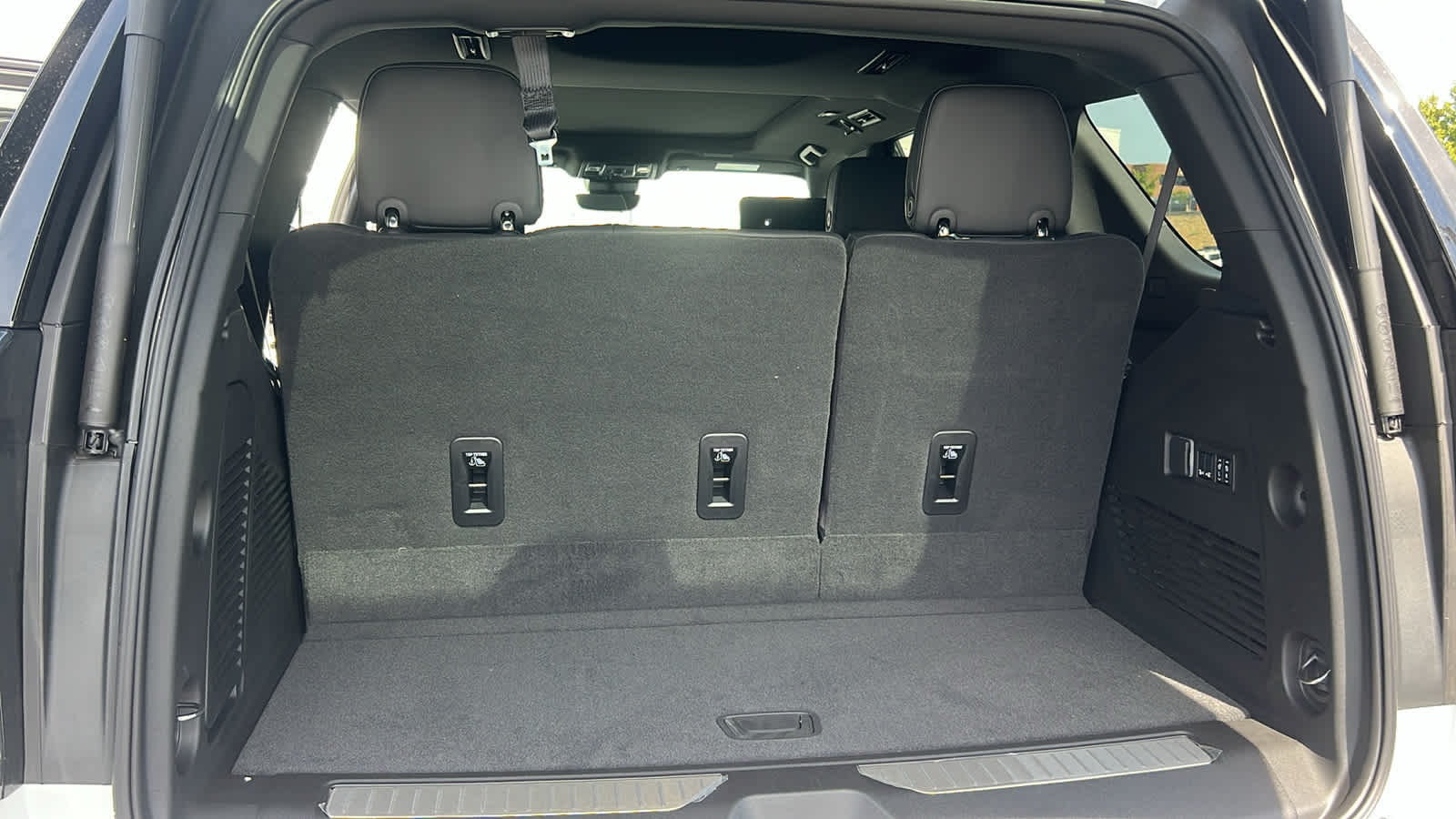 Thumbnail: 2025 Chevrolet Tahoe - 27