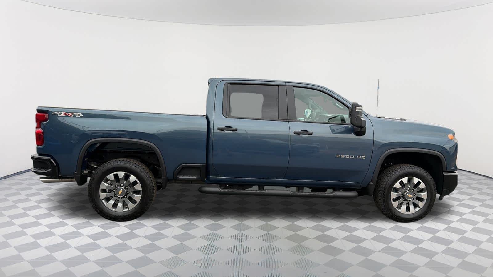 2025 Chevrolet Silverado 2500HD Custom photo 4