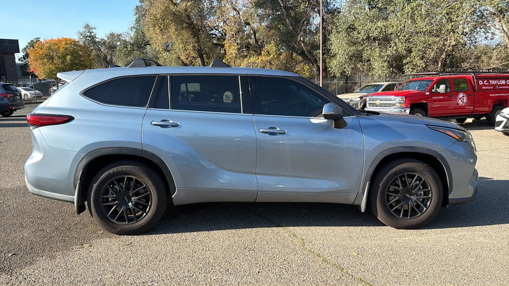 Used 2022 Toyota Highlander LE