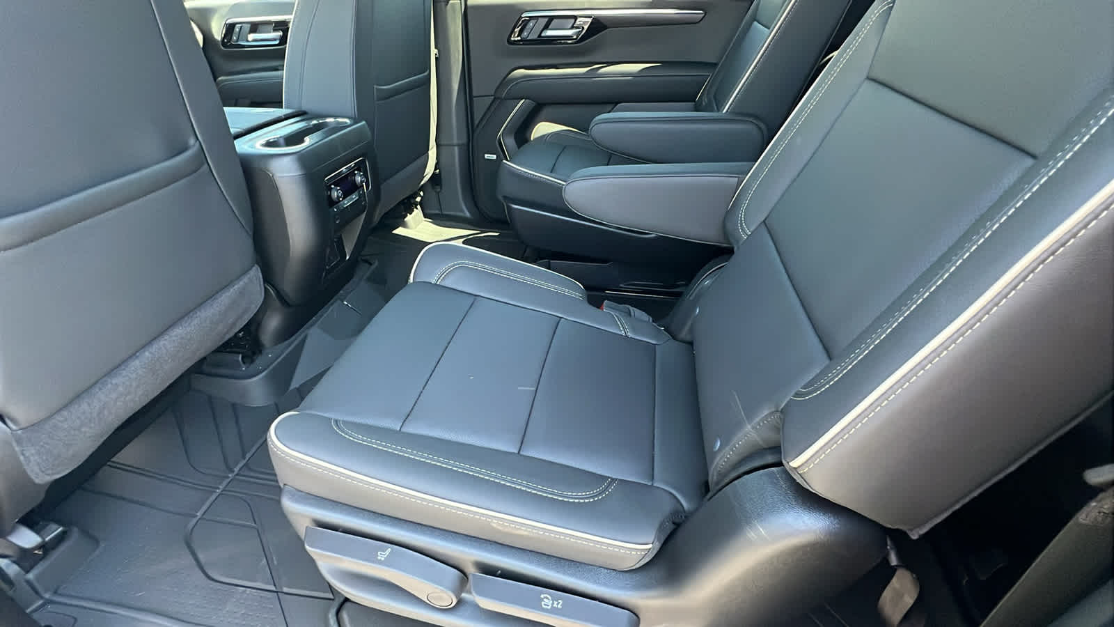 Thumbnail: 2025 Chevrolet Suburban - 24