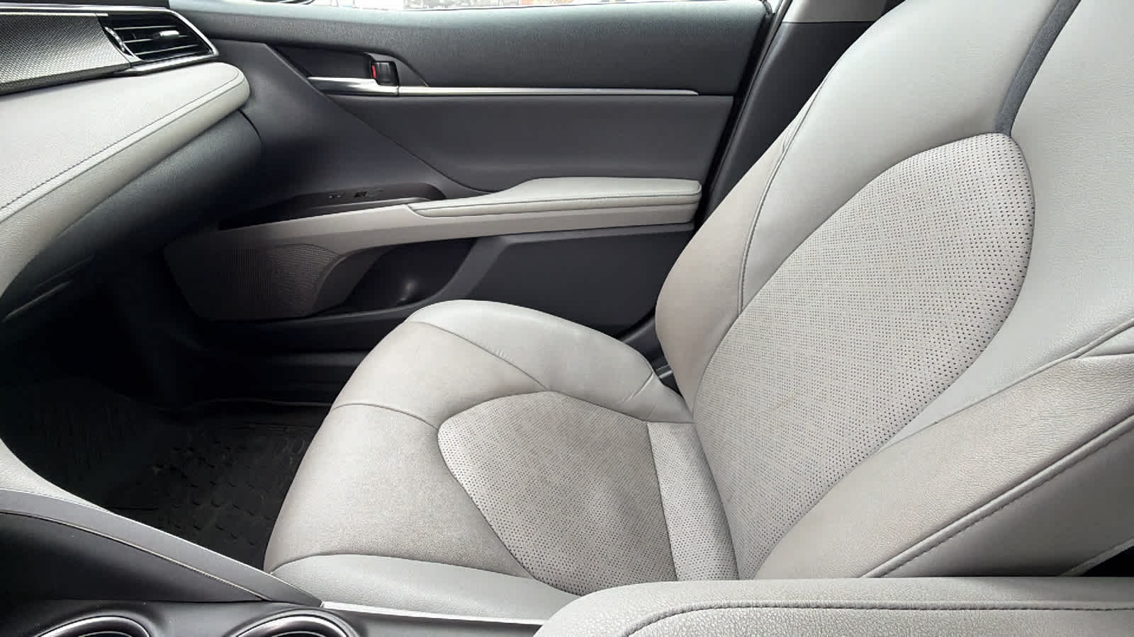 Thumbnail: 2022 Toyota Camry - 12