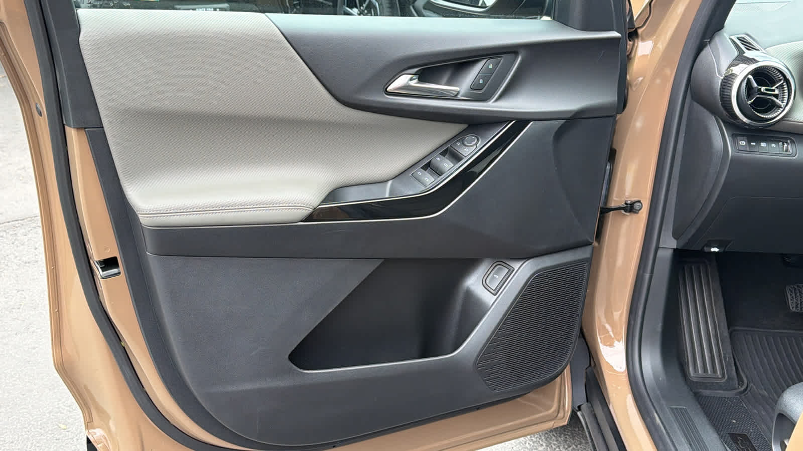 2027 Chevrolet Equinox LT - Photo 23