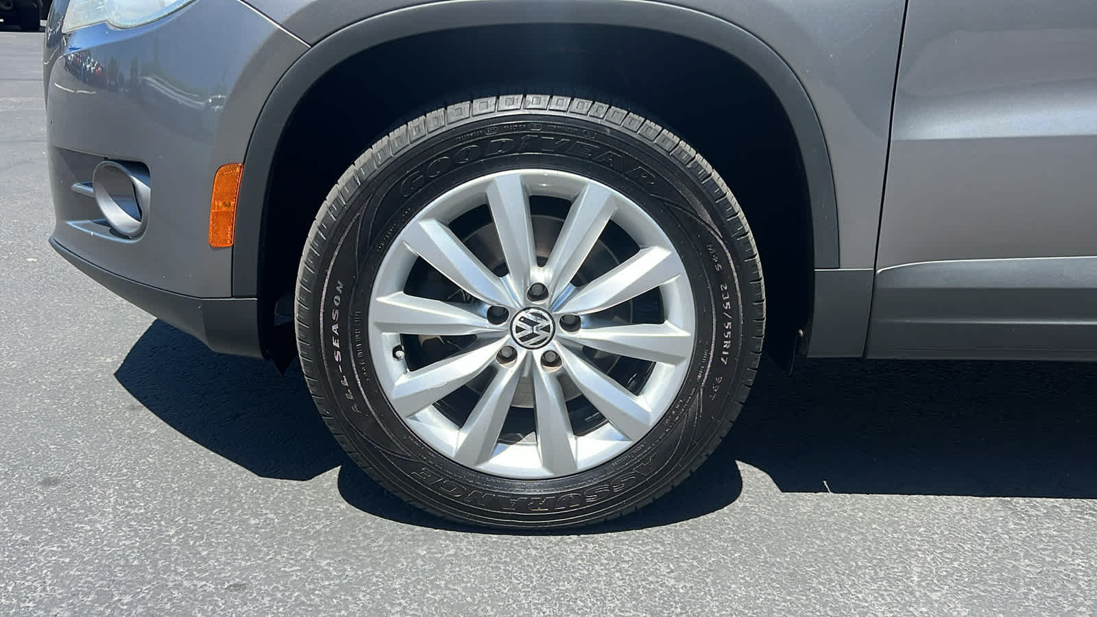 Thumbnail: 2011 Volkswagen Tiguan - 9