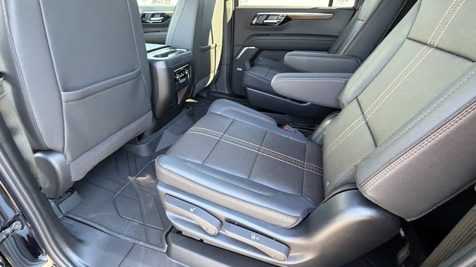 2026 Chevrolet Suburban High Country - Photo 24