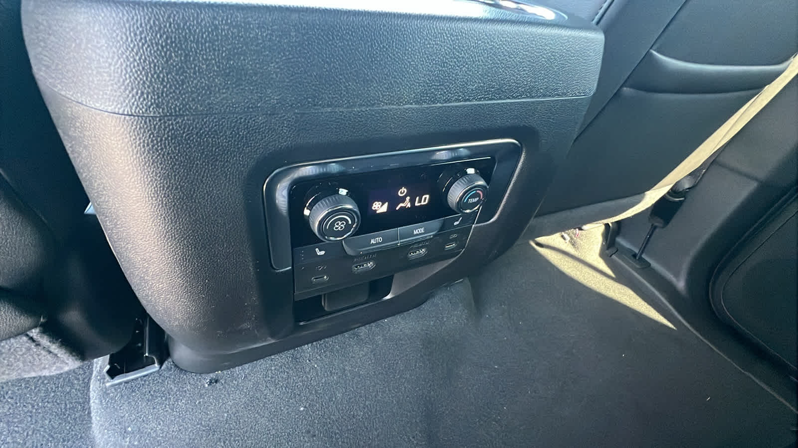 Thumbnail: 2025 Chevrolet Suburban - 25