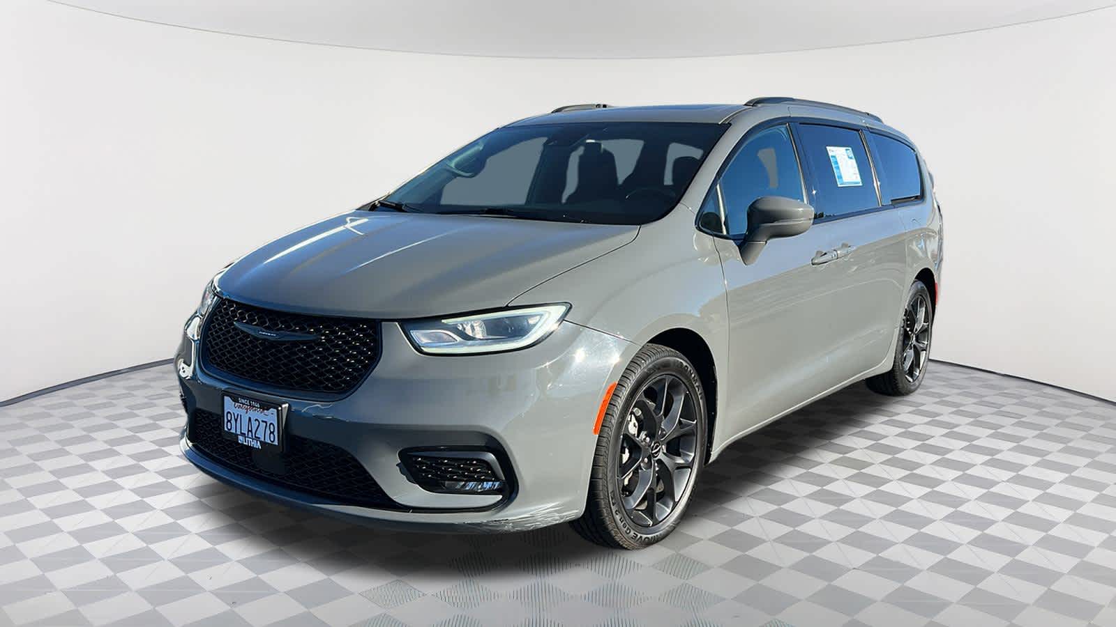 2021 Chrysler Pacifica Touring's photo