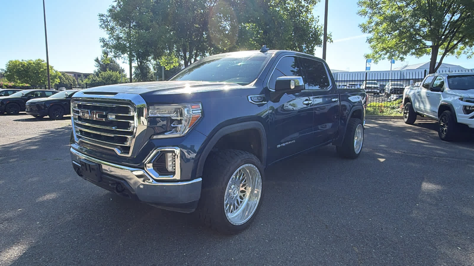 2019 GMC Sierra 4WD Crew Cab Short Box SLT's photo