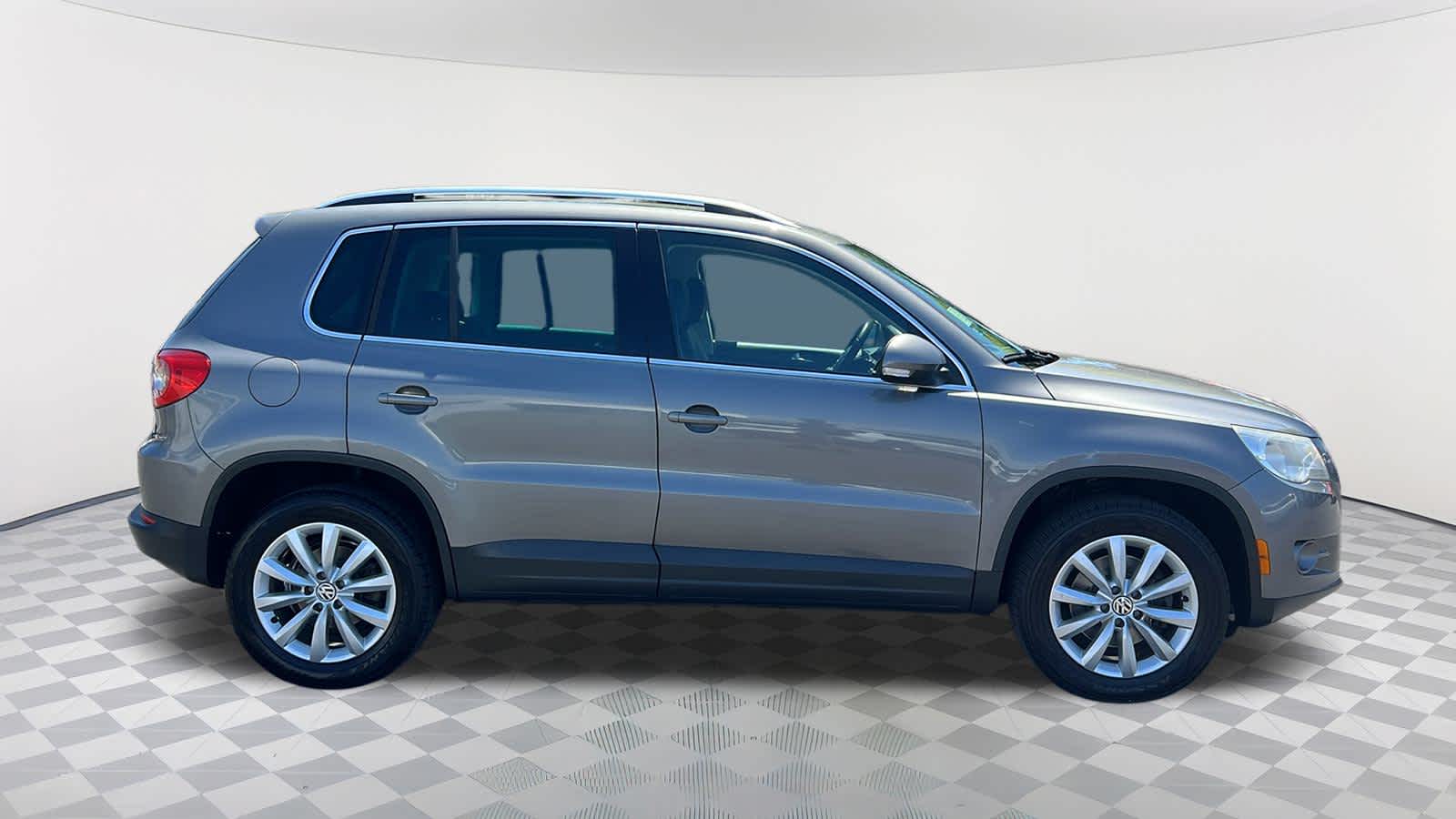 Thumbnail: 2011 Volkswagen Tiguan - 4