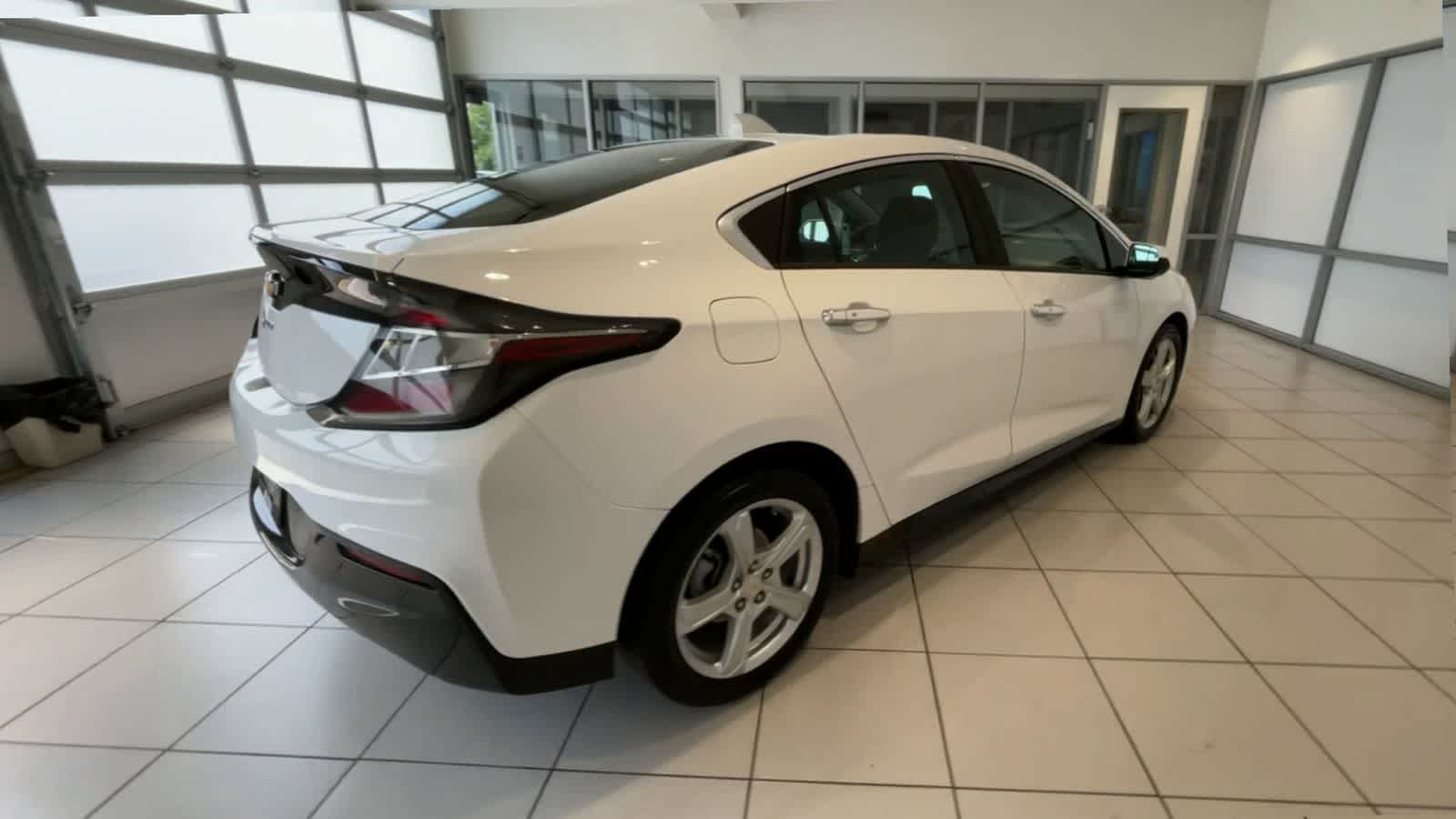 Thumbnail: 2018 Chevrolet Volt - 8