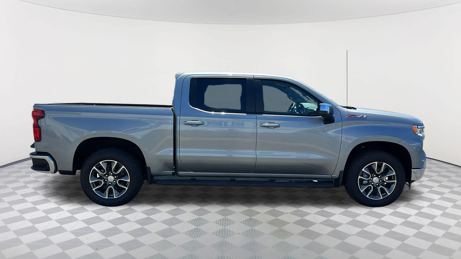 2025 Chevrolet Silverado 1500 LT photo 4