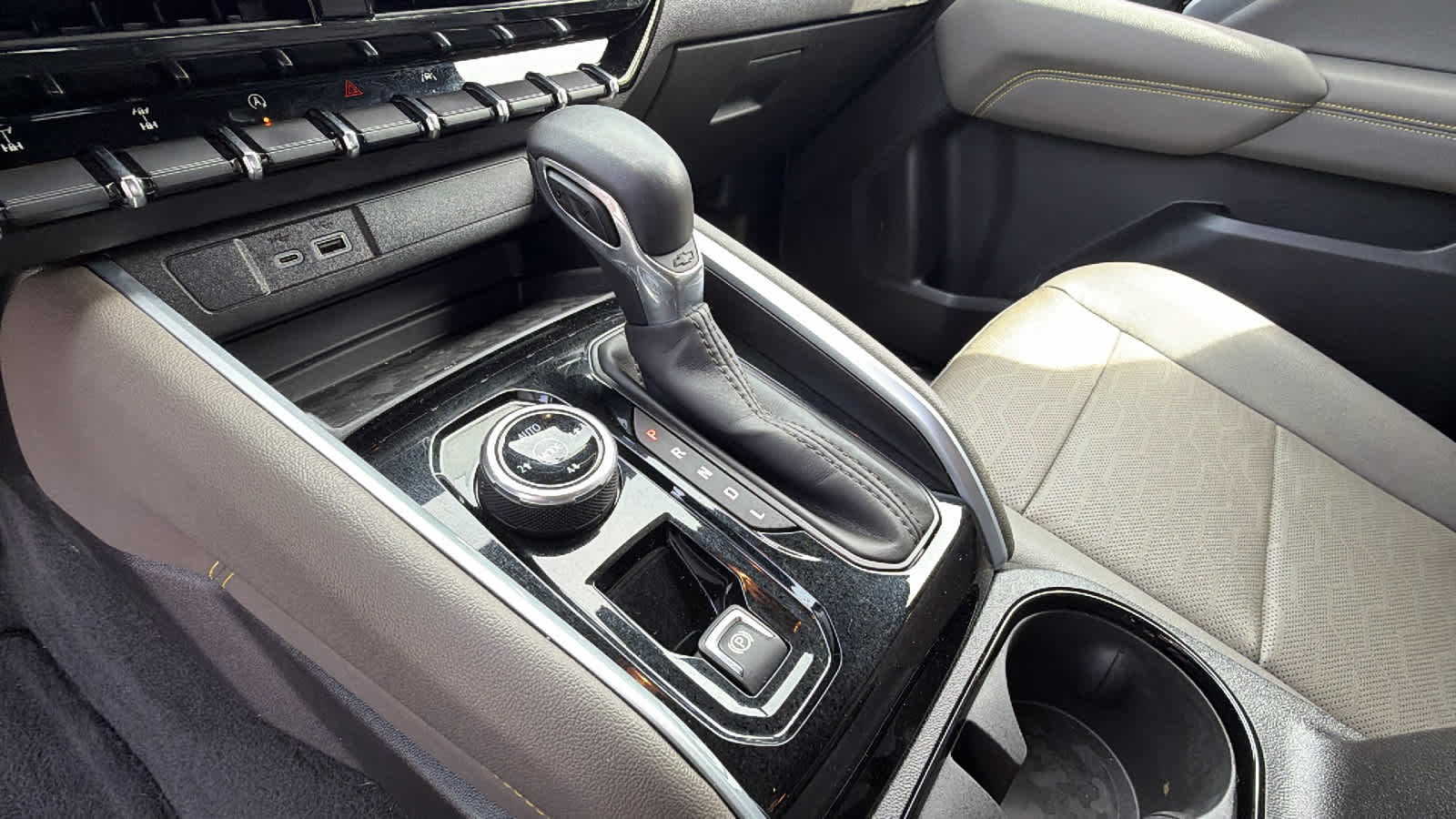 2025 Chevrolet Colorado ZR2 - Photo 13