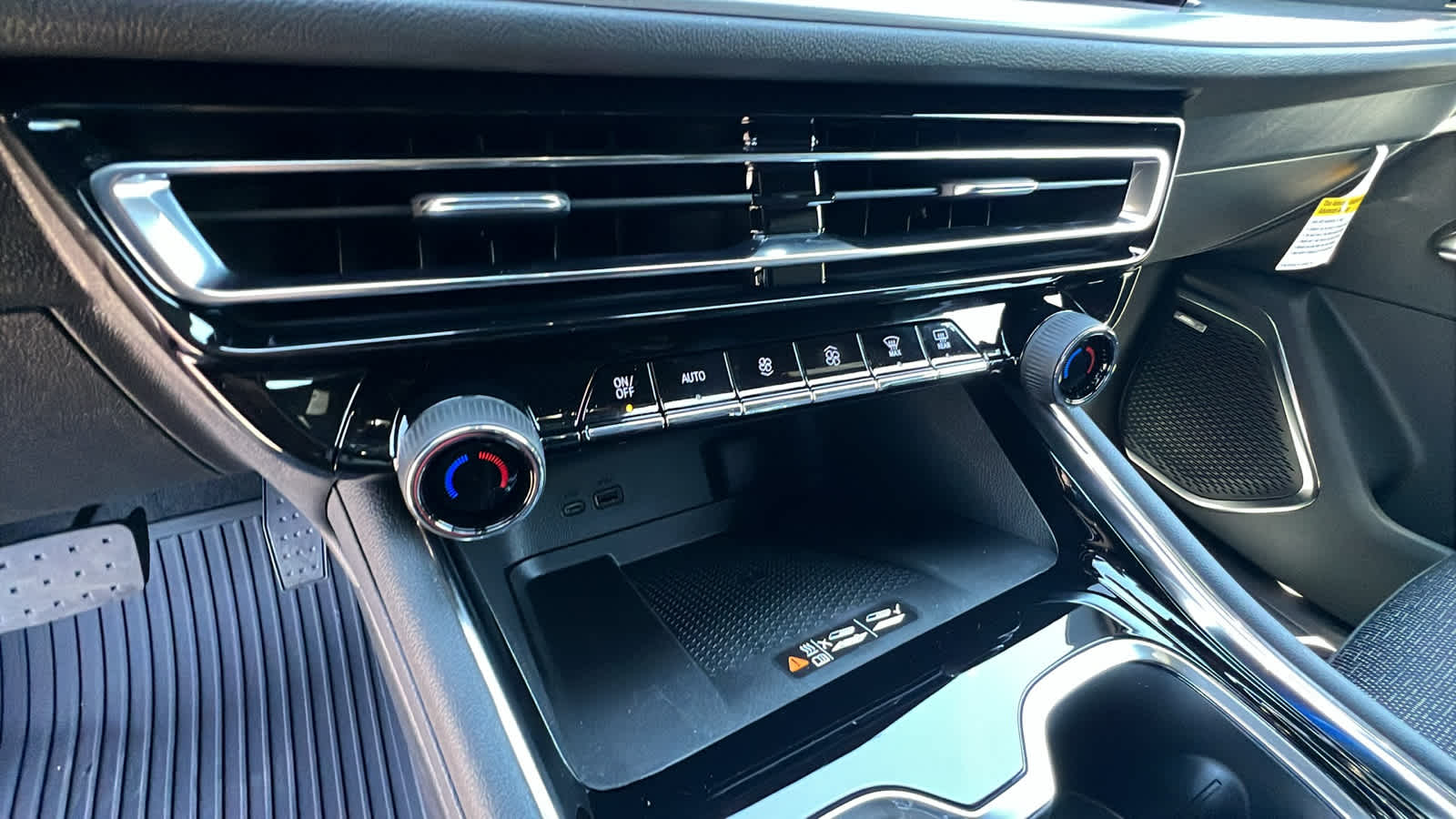 Thumbnail: 2025 Chevrolet Traverse - 14