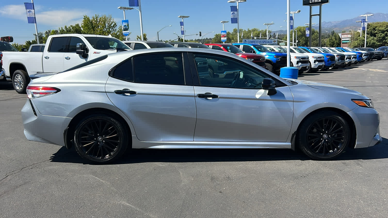 2020 Toyota Camry SE photo 4