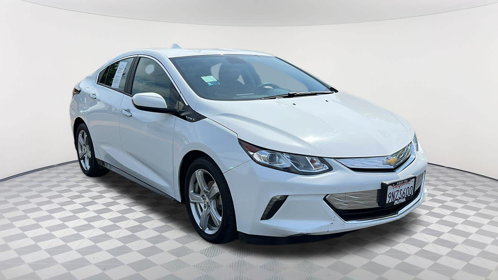Thumbnail: 2018 Chevrolet Volt - 3