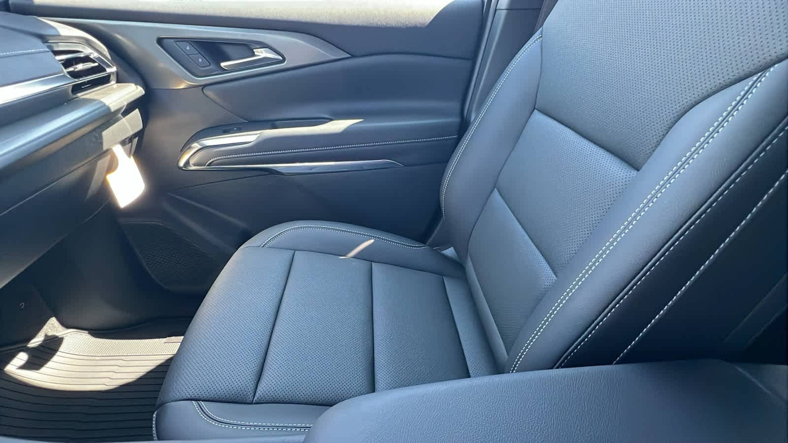 2025 Chevrolet Traverse LT 12