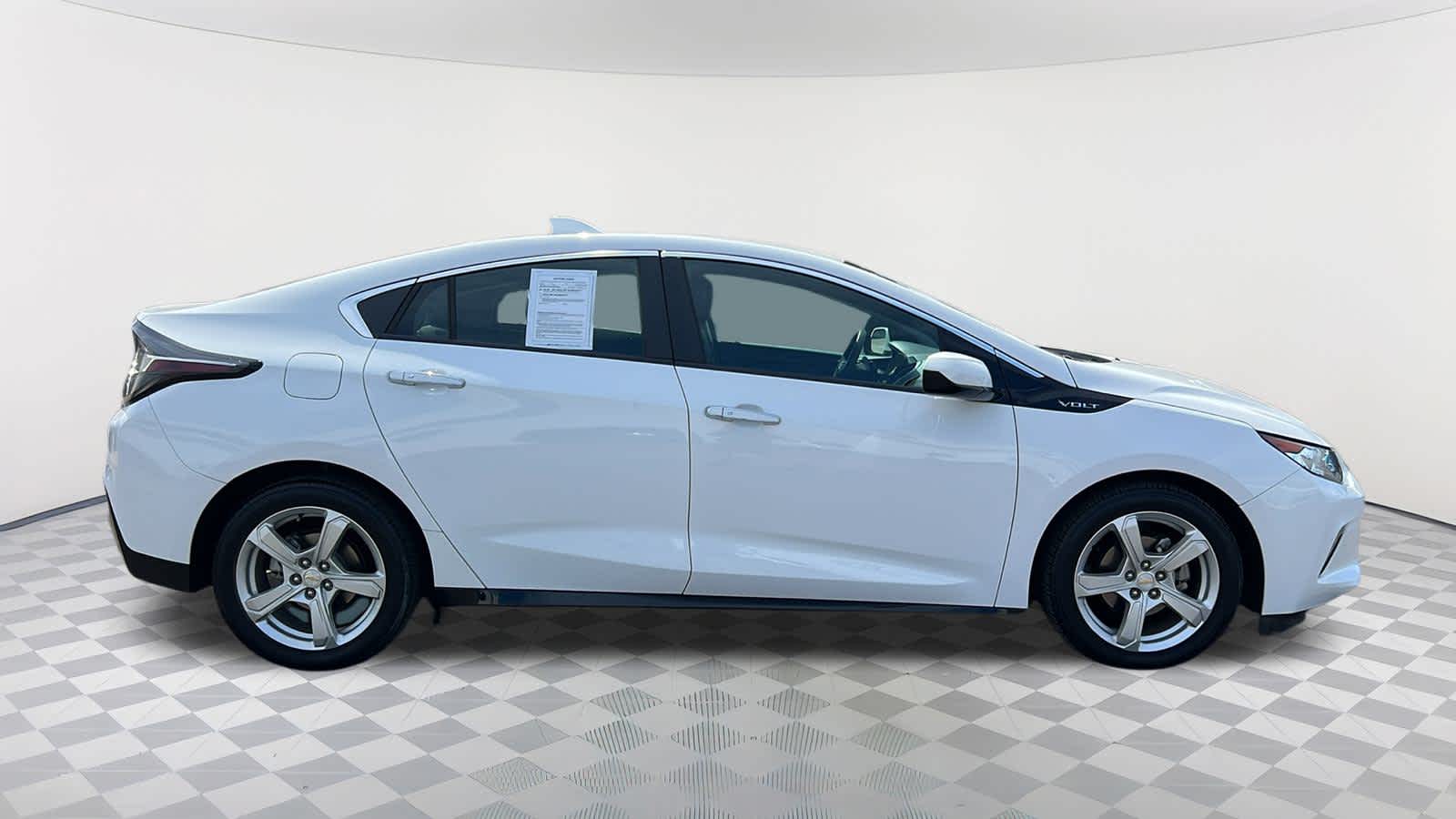 Thumbnail: 2018 Chevrolet Volt - 4