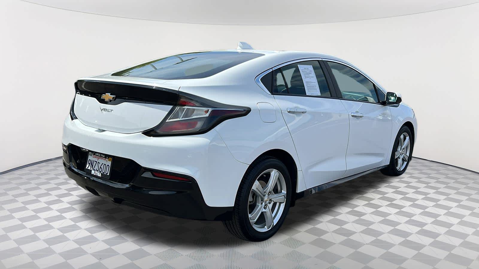 Thumbnail: 2018 Chevrolet Volt - 5