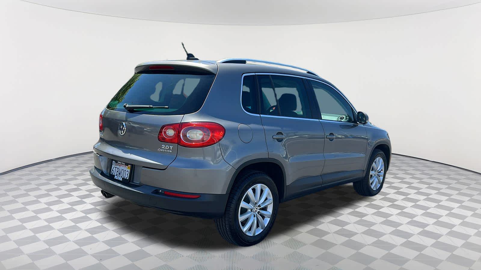 Thumbnail: 2011 Volkswagen Tiguan - 5