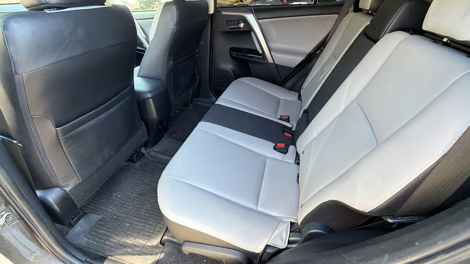 Thumbnail: 2018 Toyota RAV4 - 17