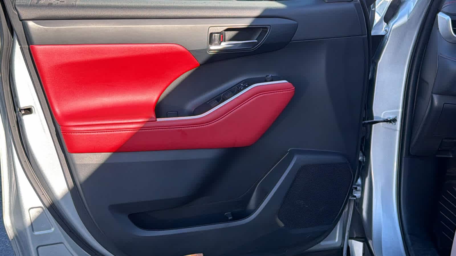 Thumbnail: 2022 Toyota Highlander - 23