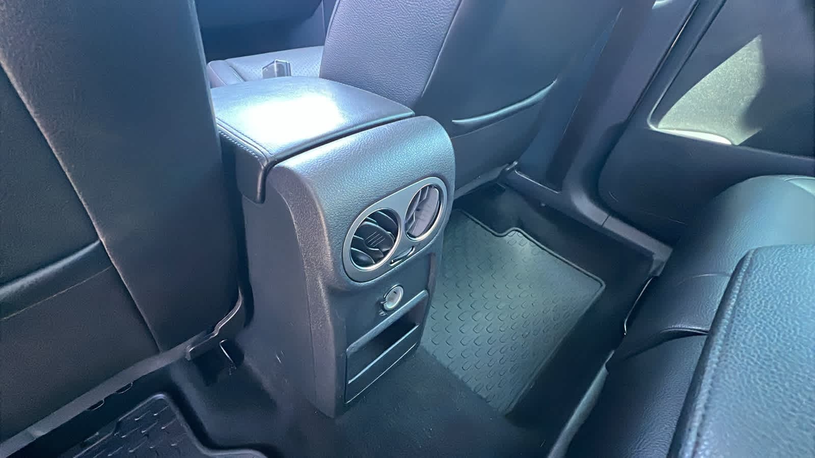 Thumbnail: 2011 Volkswagen Tiguan - 25
