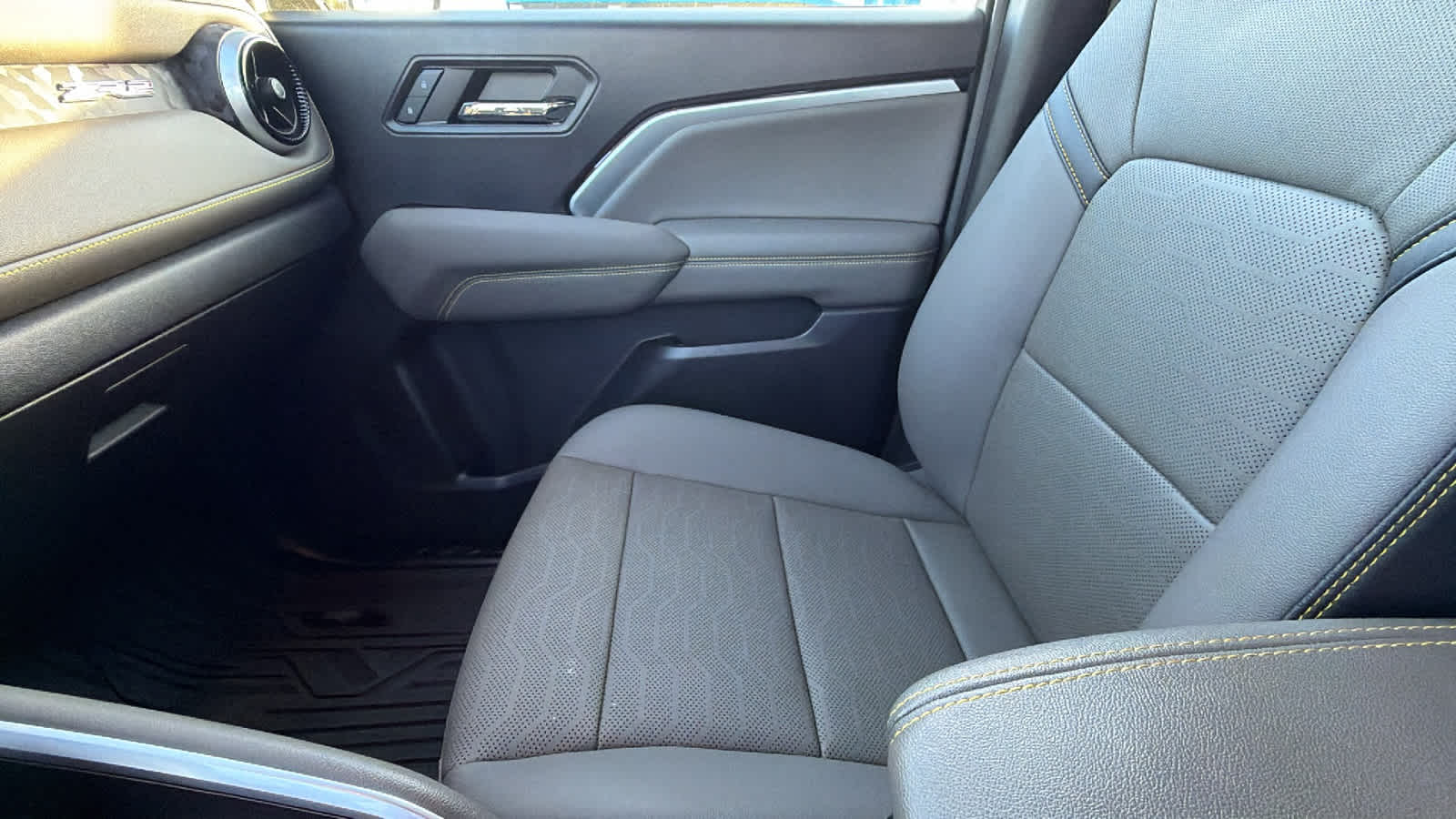 Thumbnail: 2024 Chevrolet Colorado - 12