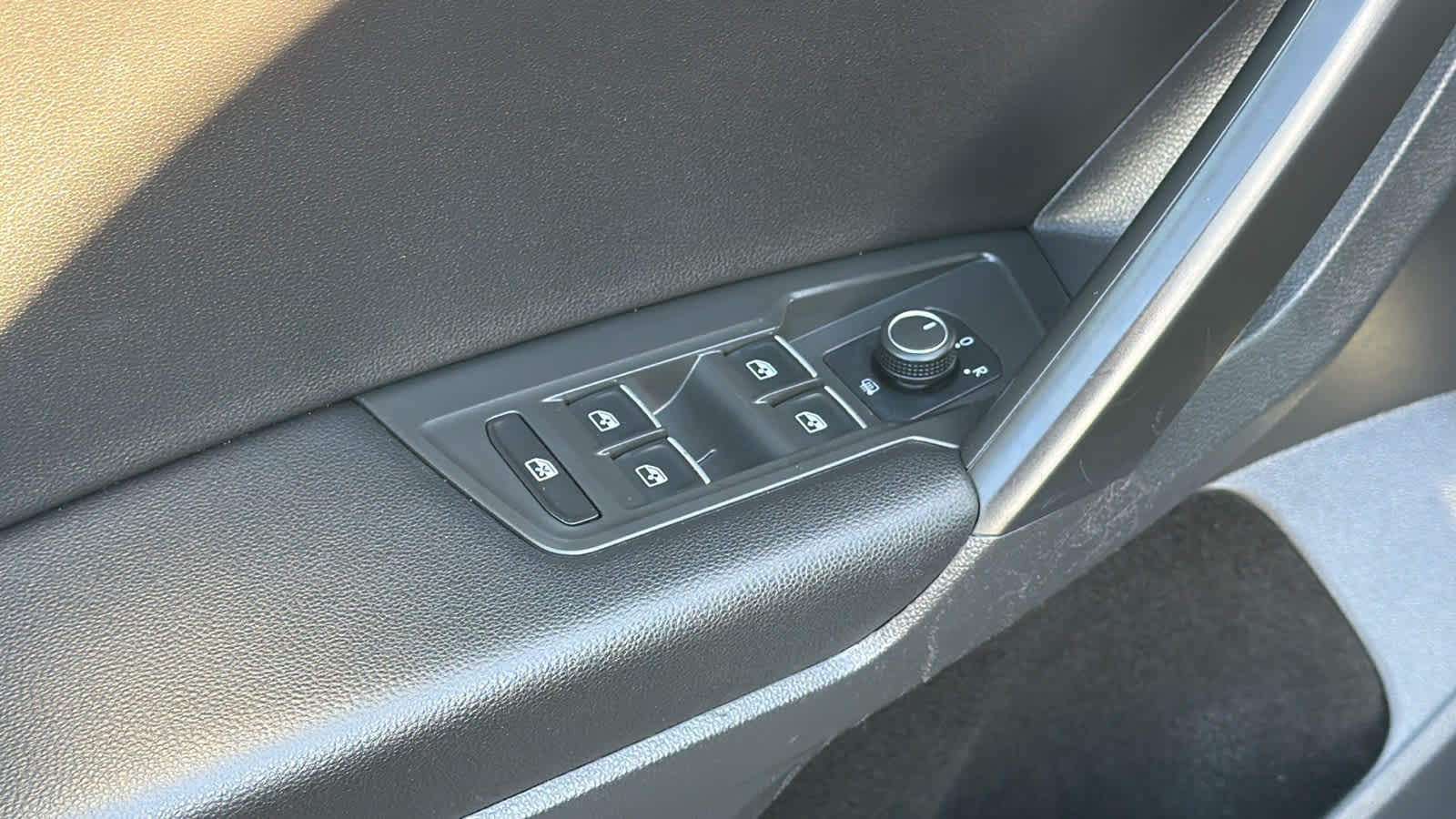 Thumbnail: 2021 Volkswagen Tiguan - 21