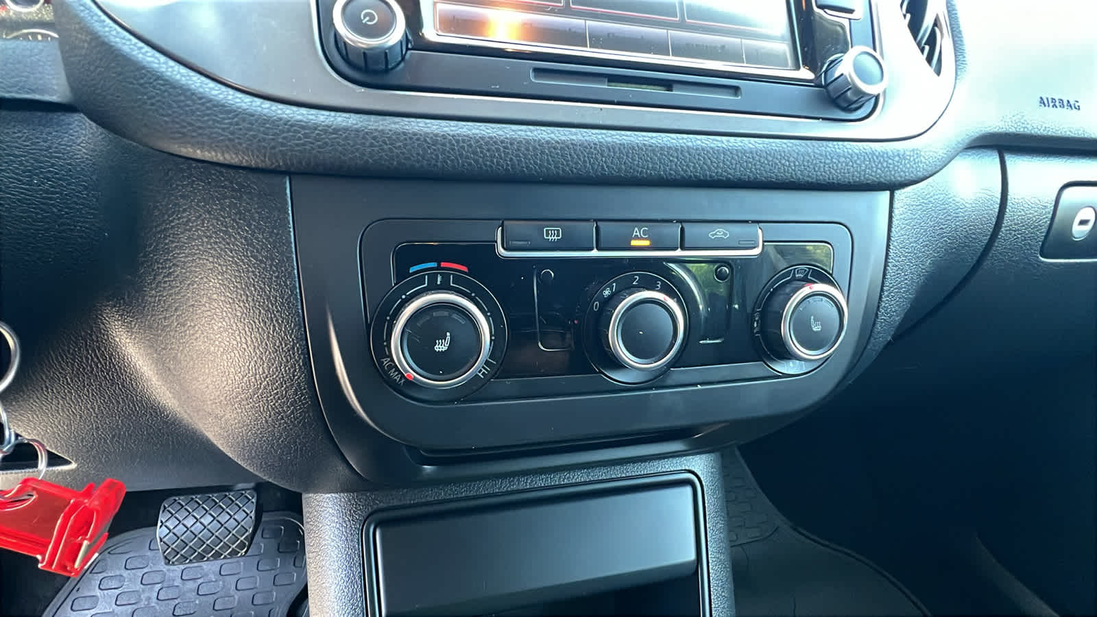 Thumbnail: 2011 Volkswagen Tiguan - 14