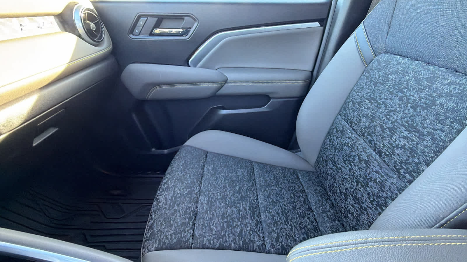 Thumbnail: 2024 Chevrolet Colorado - 12