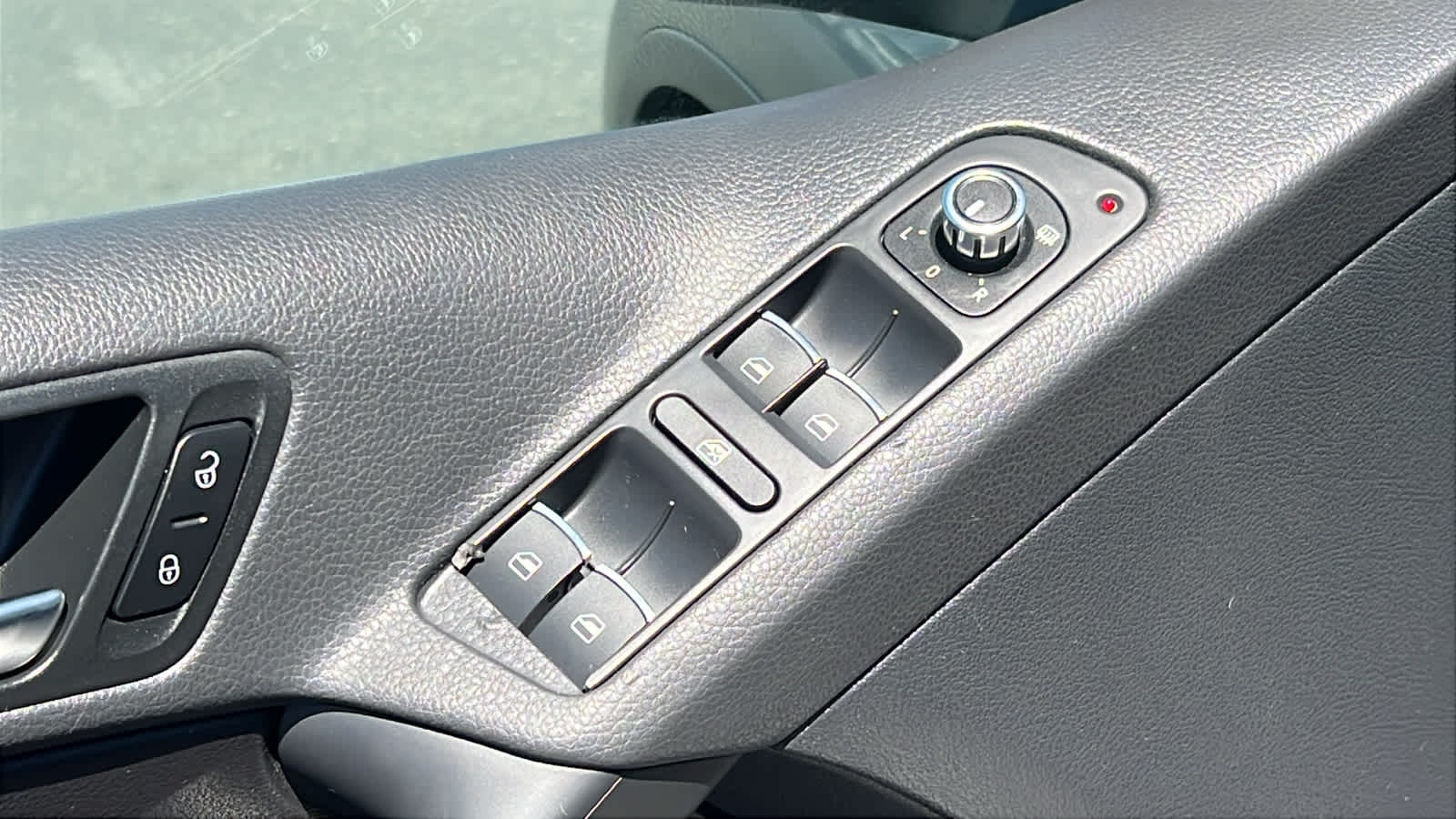 Thumbnail: 2011 Volkswagen Tiguan - 22