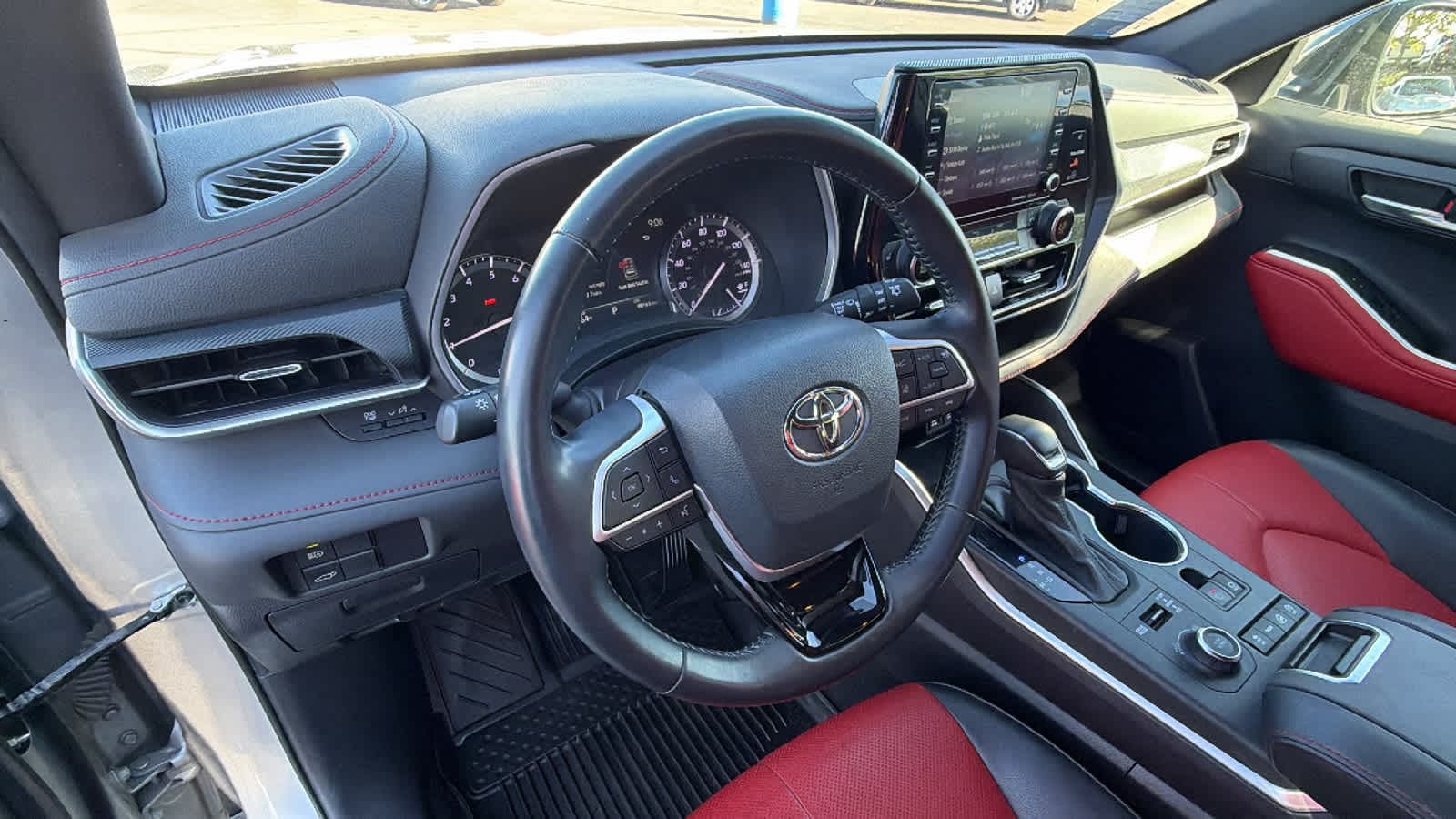 Thumbnail: 2022 Toyota Highlander - 10