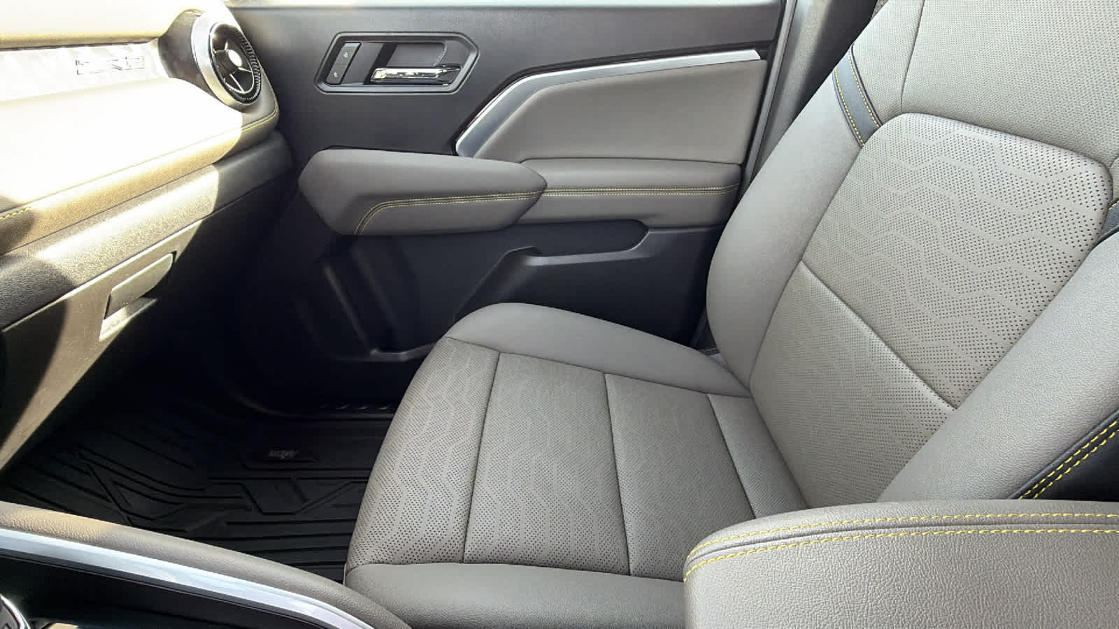 Thumbnail: 2025 Chevrolet Colorado - 12