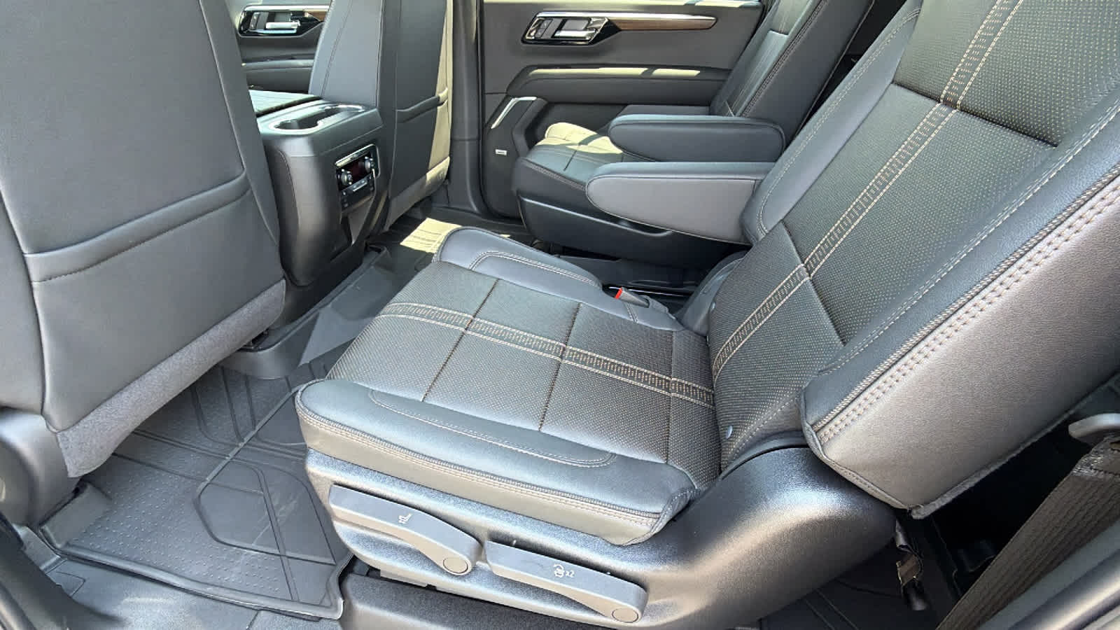 2026 Chevrolet Suburban High Country - Photo 24