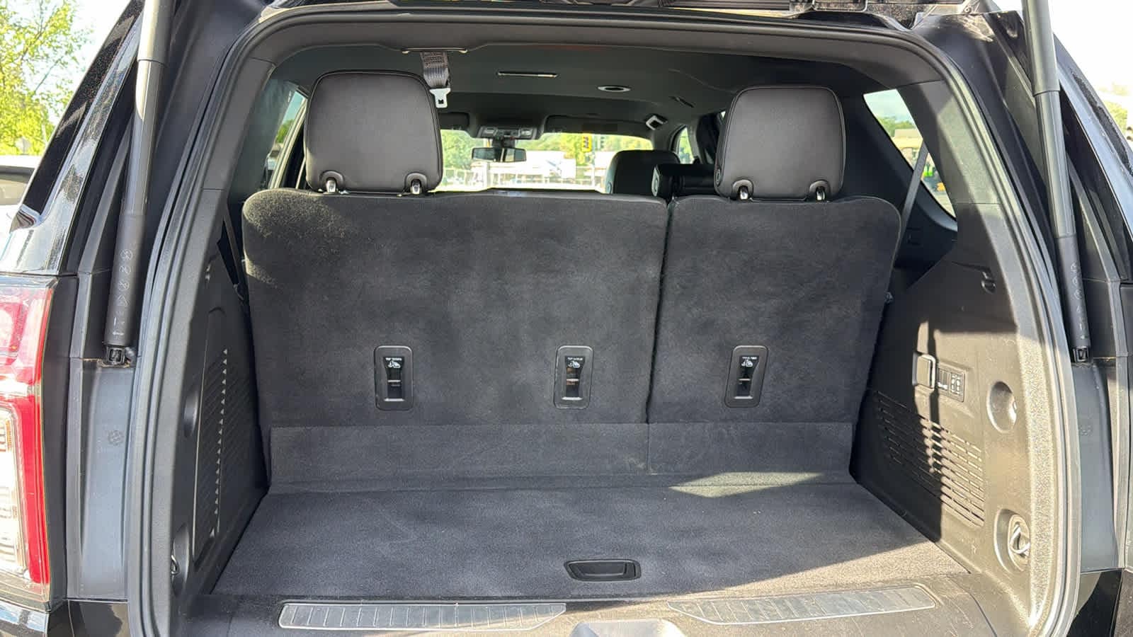 Thumbnail: 2022 Chevrolet Tahoe - 3